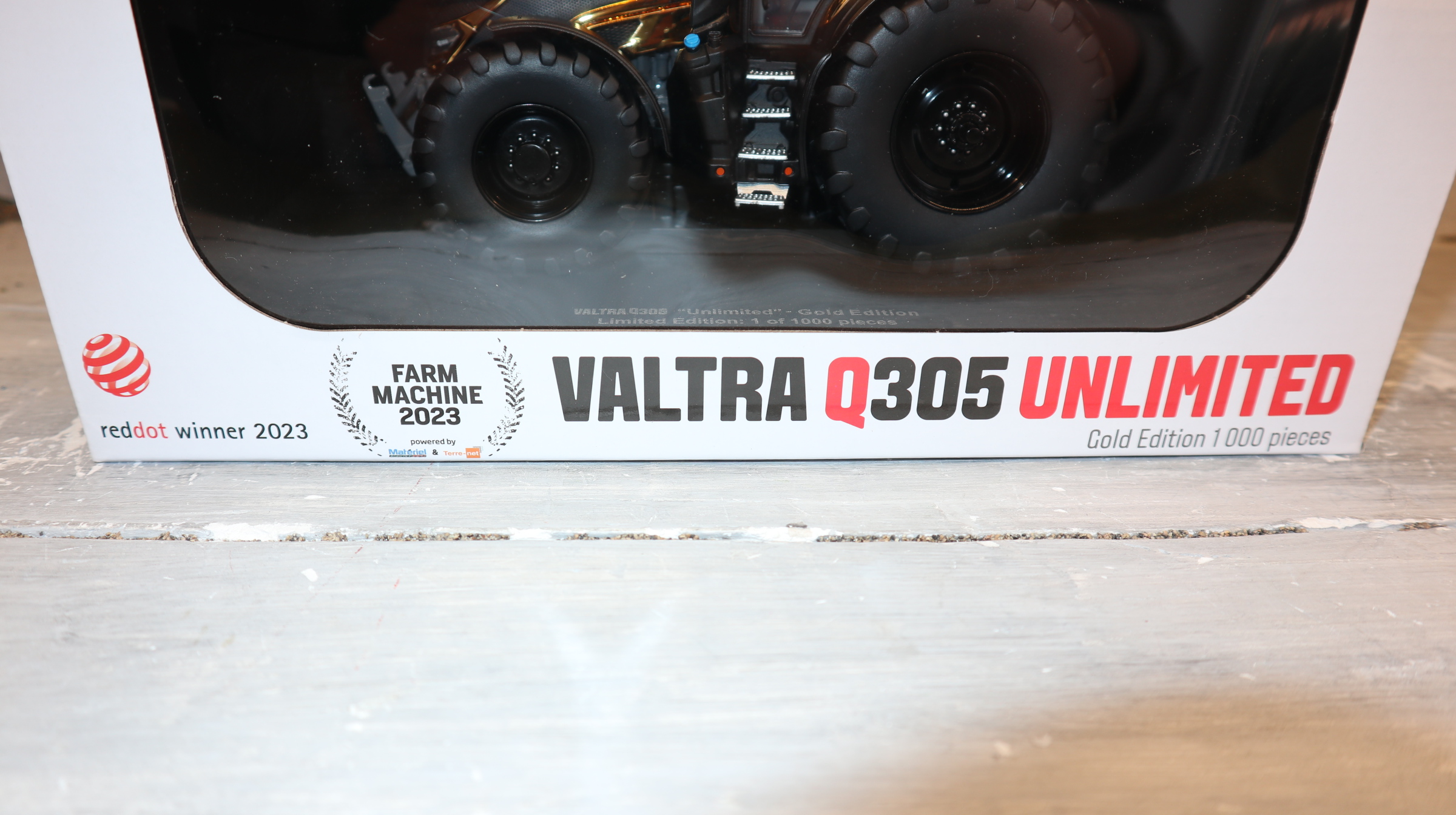 Universal Hobbies 6610 in 1:32,  Valtra Q305 GOLD,  Sonderedition 1000 Stück, NEU in OVP