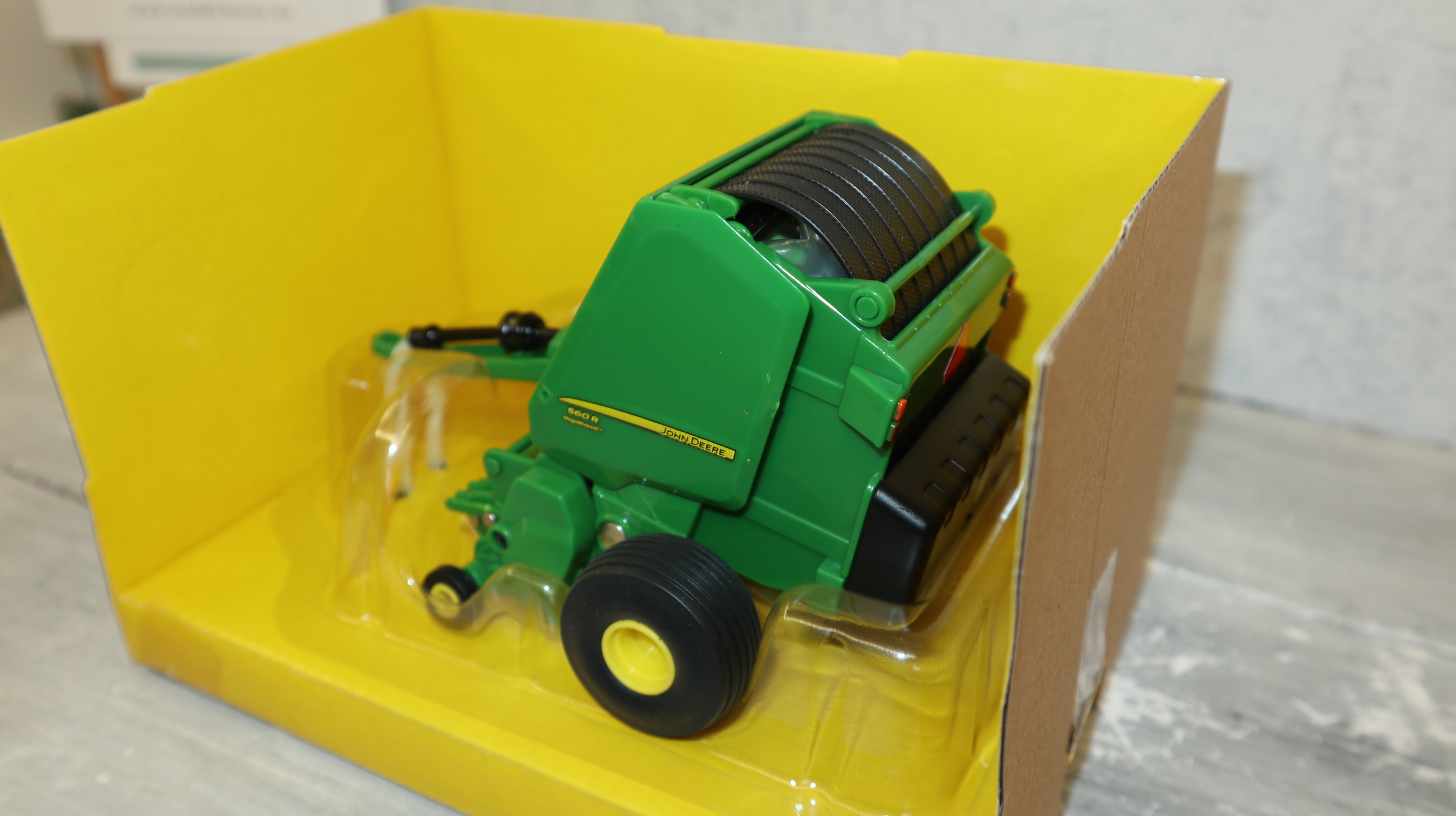 Britains  Ertl 45696 in 1:32,  John Deere 560R Rundballen-Presse,  US-Modell !!, NEU in OVP