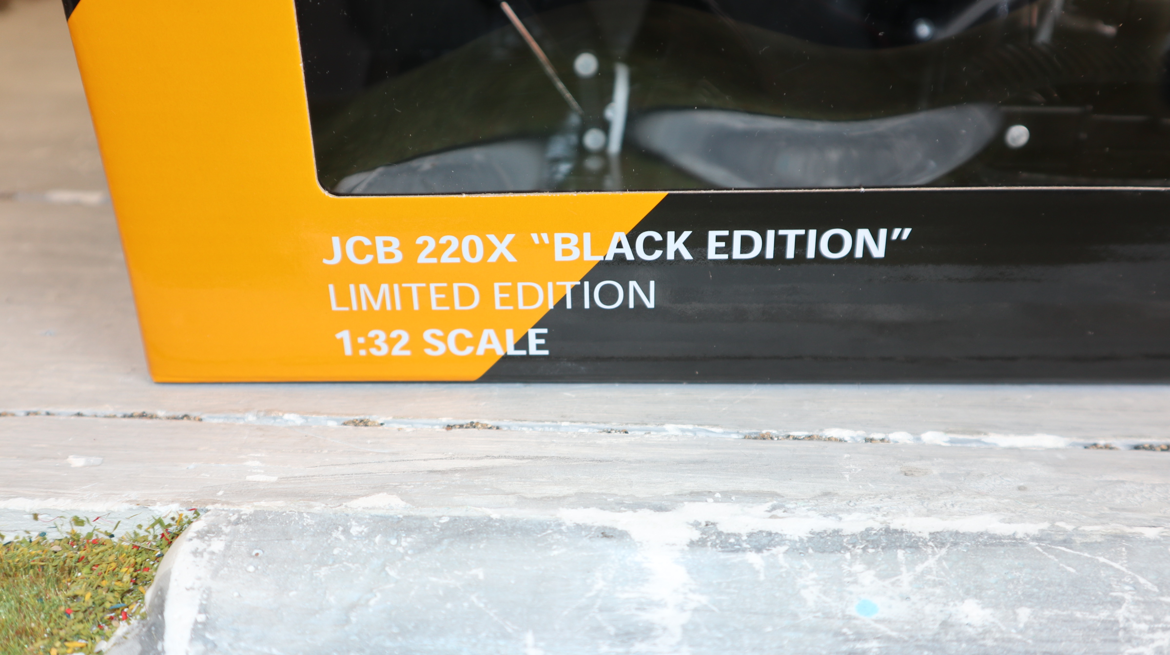 Britains 43377 in 1:32,  JCB 220X  Sondermodell "Black Edition", NEU in OVP