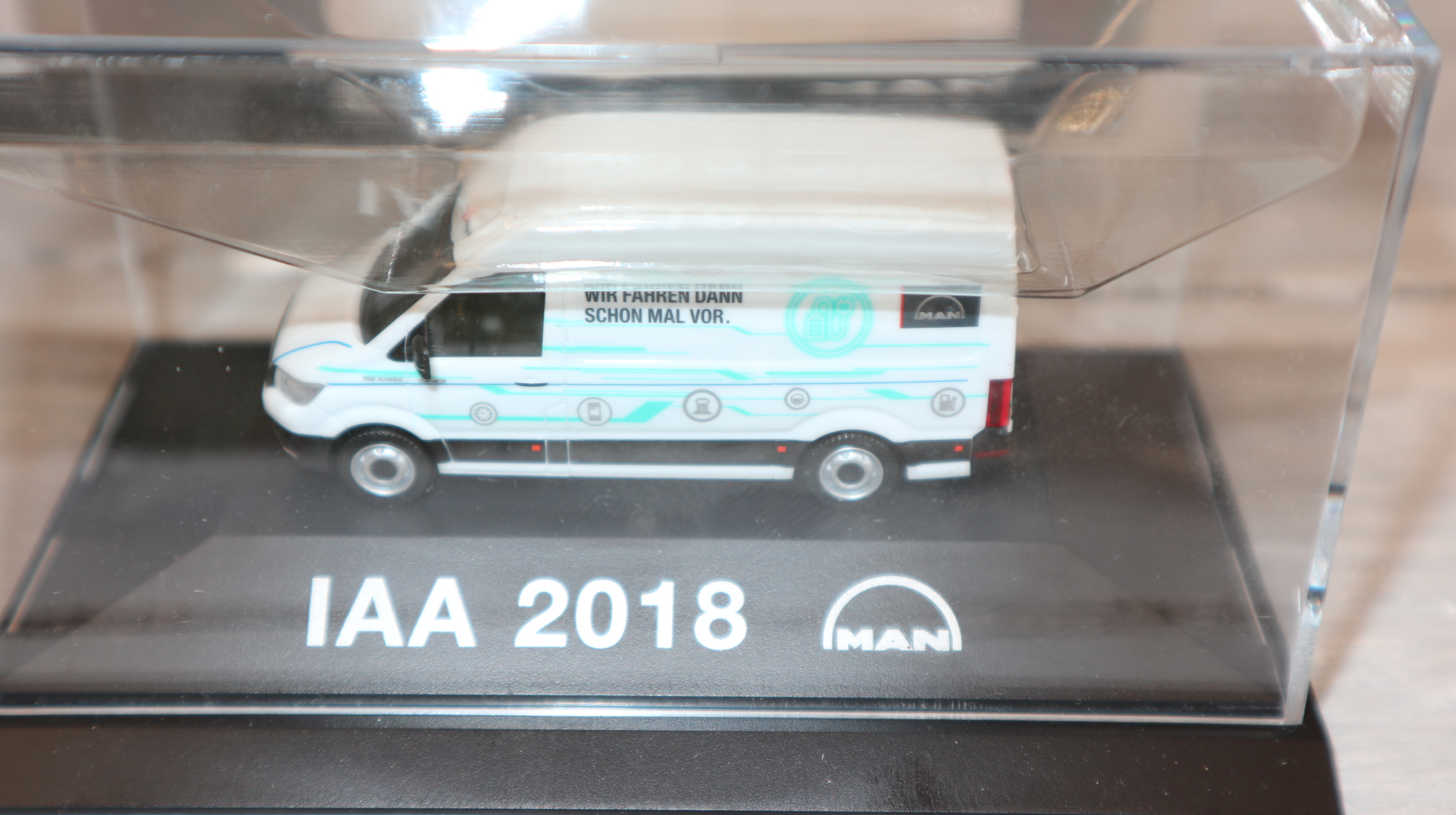 HERPA  in 1:87 , Sondermodell TGE 3.180  Kastenwagen weiß , zur IAA 2018, NEU in OVP