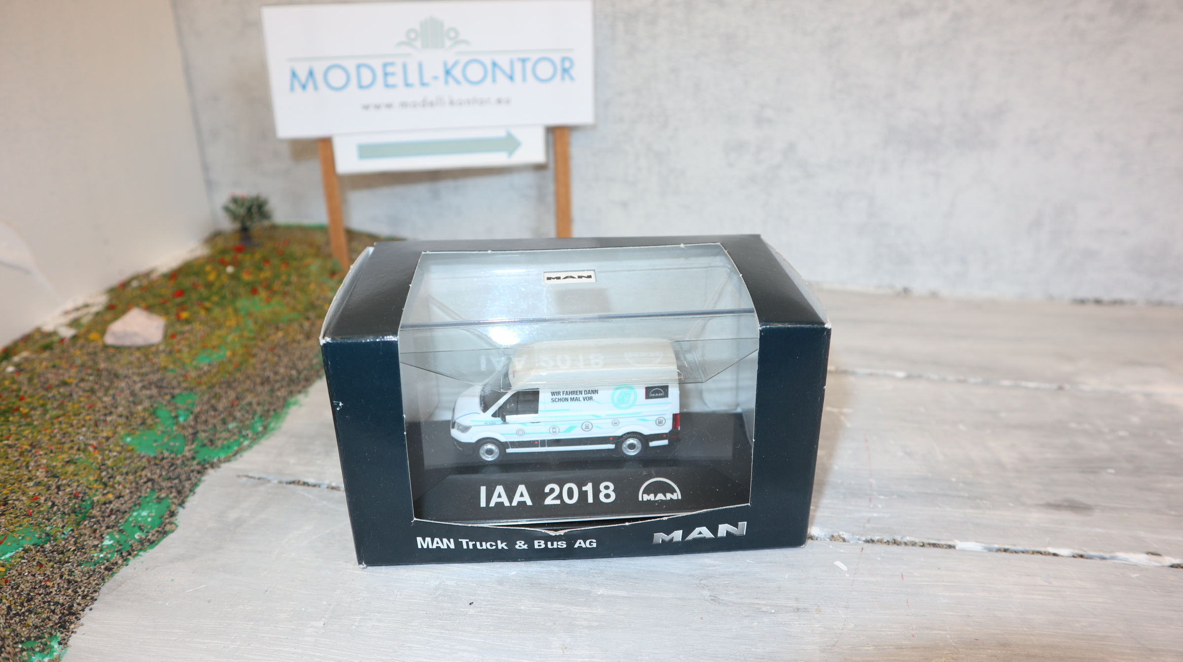 HERPA  in 1:87 , Sondermodell TGE 3.180  Kastenwagen weiß , zur IAA 2018, NEU in OVP