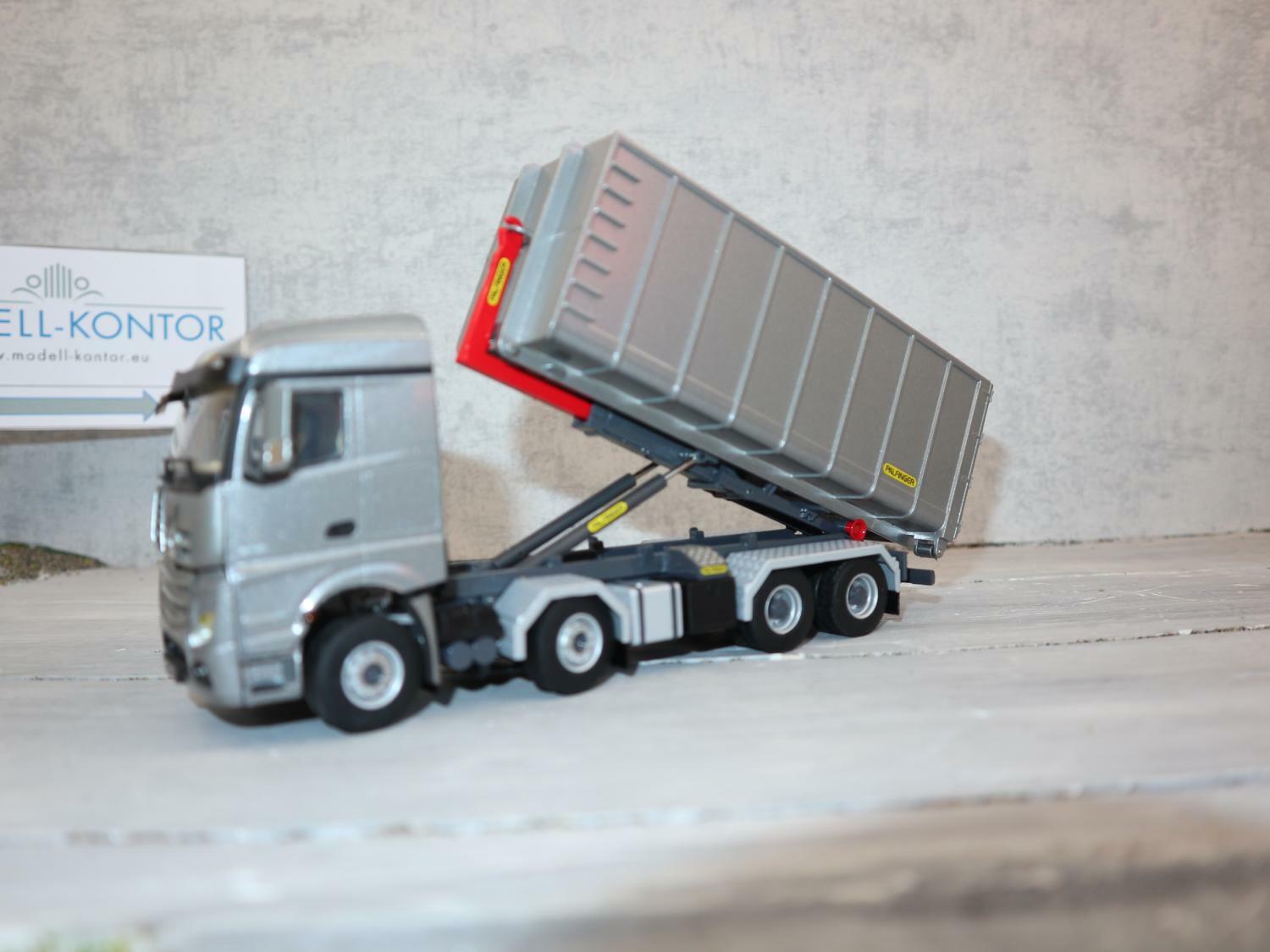 WSI 02-2193 in 1:50, MB Actros 8x4 Palfinger Abroller silber mit 40m2-Container, NEU in OVP