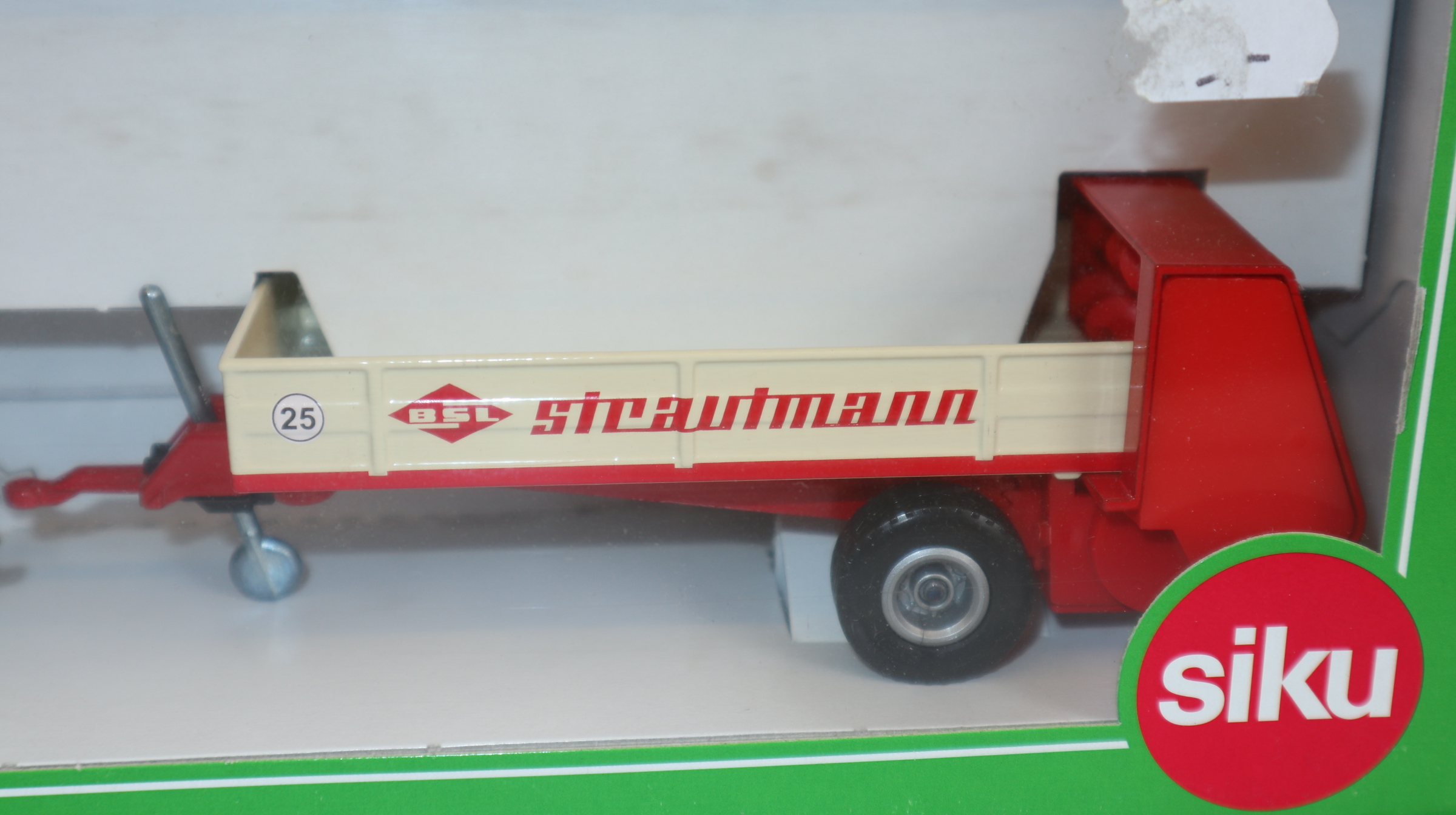 Siku 7504 in 1:32, Schlüter 1250 mit Streuer Sondermodell Strautmann, NEU in OVP