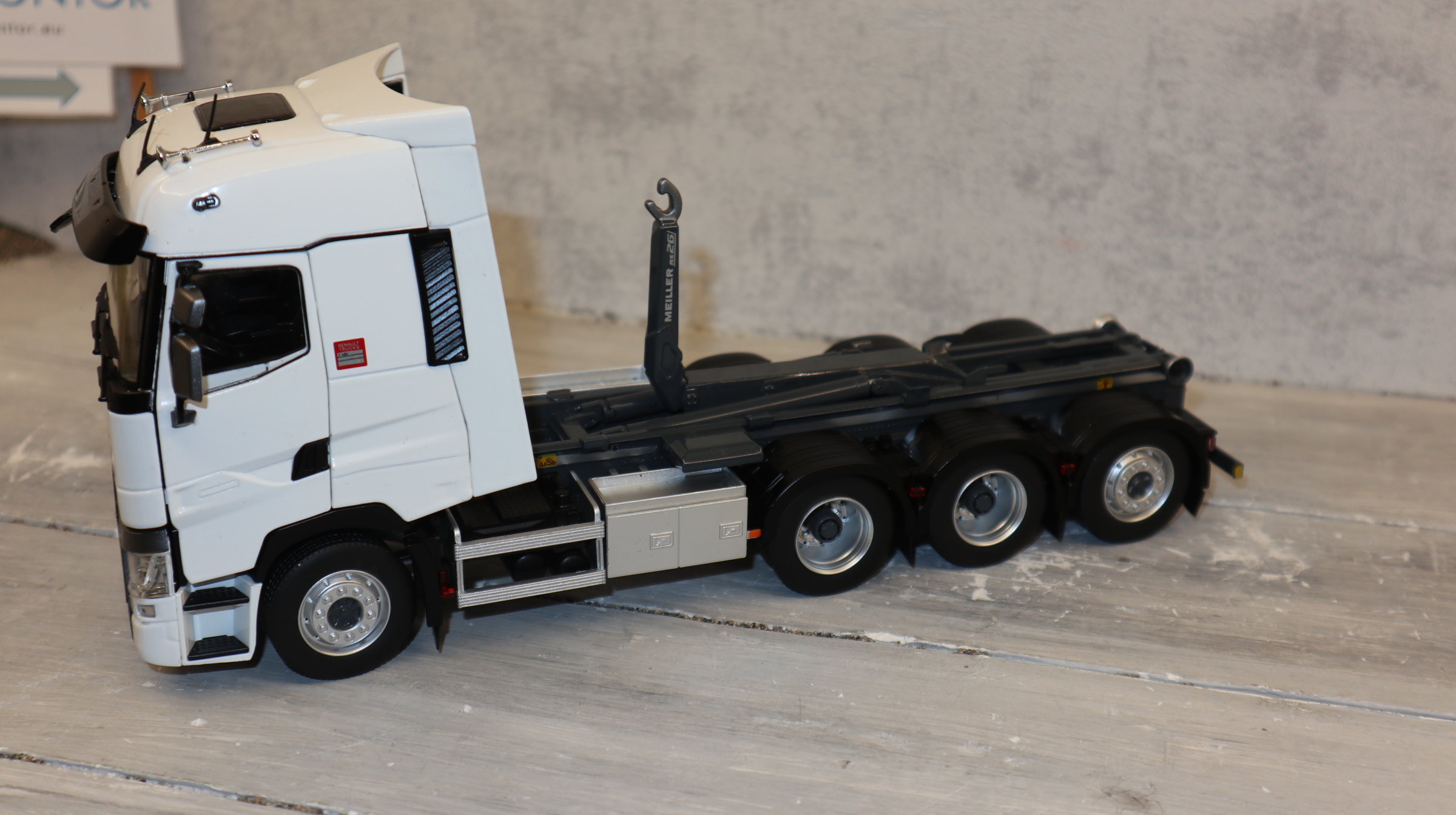 MarGe 2235-03 + 2236-03 in 1:32, Volvo FH 5 ROT als Abroller MIT Container , NEU in OVP