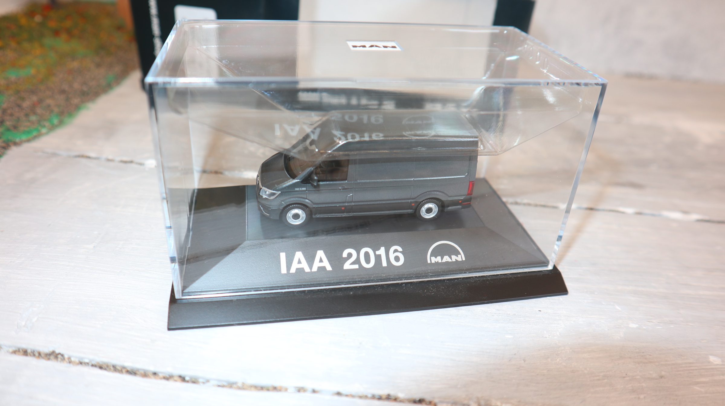 HERPA  in 1:87 , Sondermodell TGE 3.180  Kastenwagen zur IAA 2016, NEU in OVP
