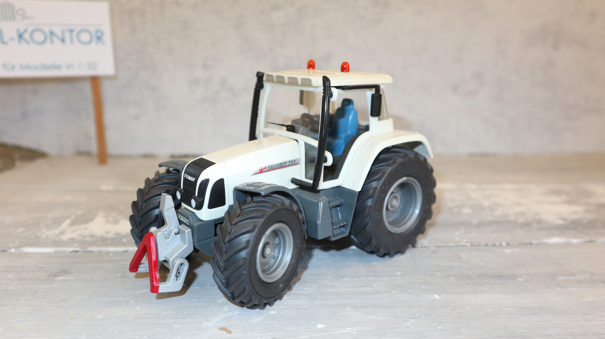 Siku 2965 in 1:32, Fendt 711 WEISS, Sondermodell Höing, NEU in OVP