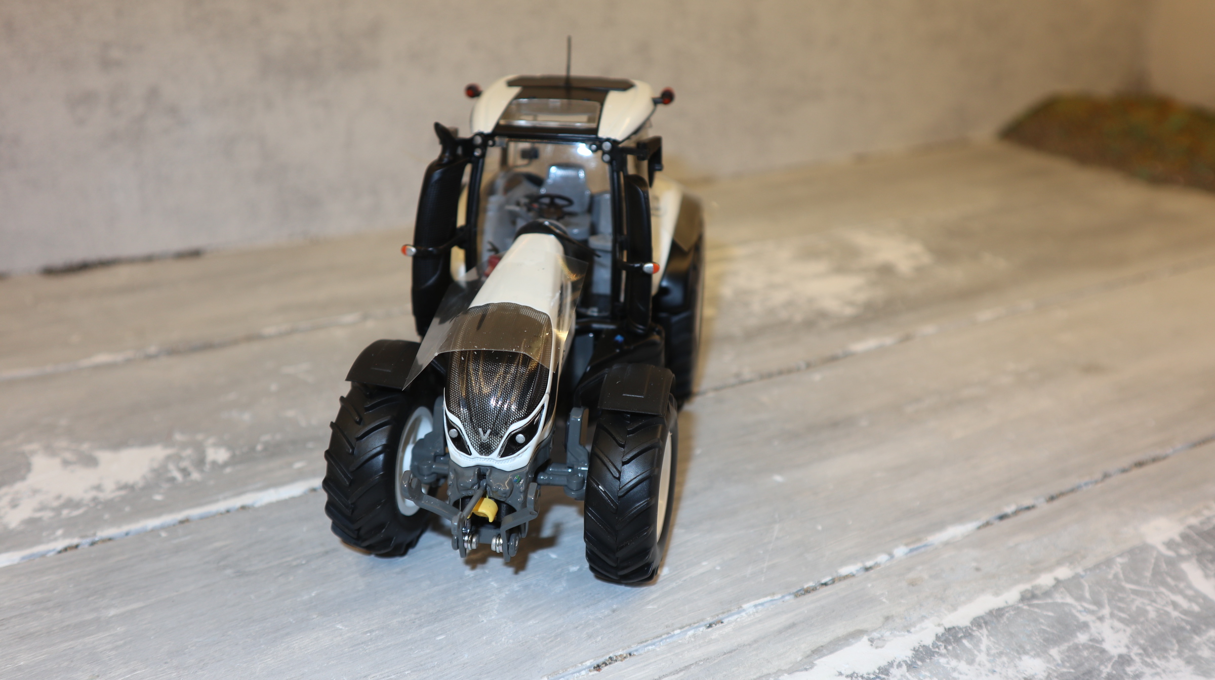 Wiking 42701991 in 1:32,  Valtra T234 weiß, Sondermodell von Valtra, NEU in OVP