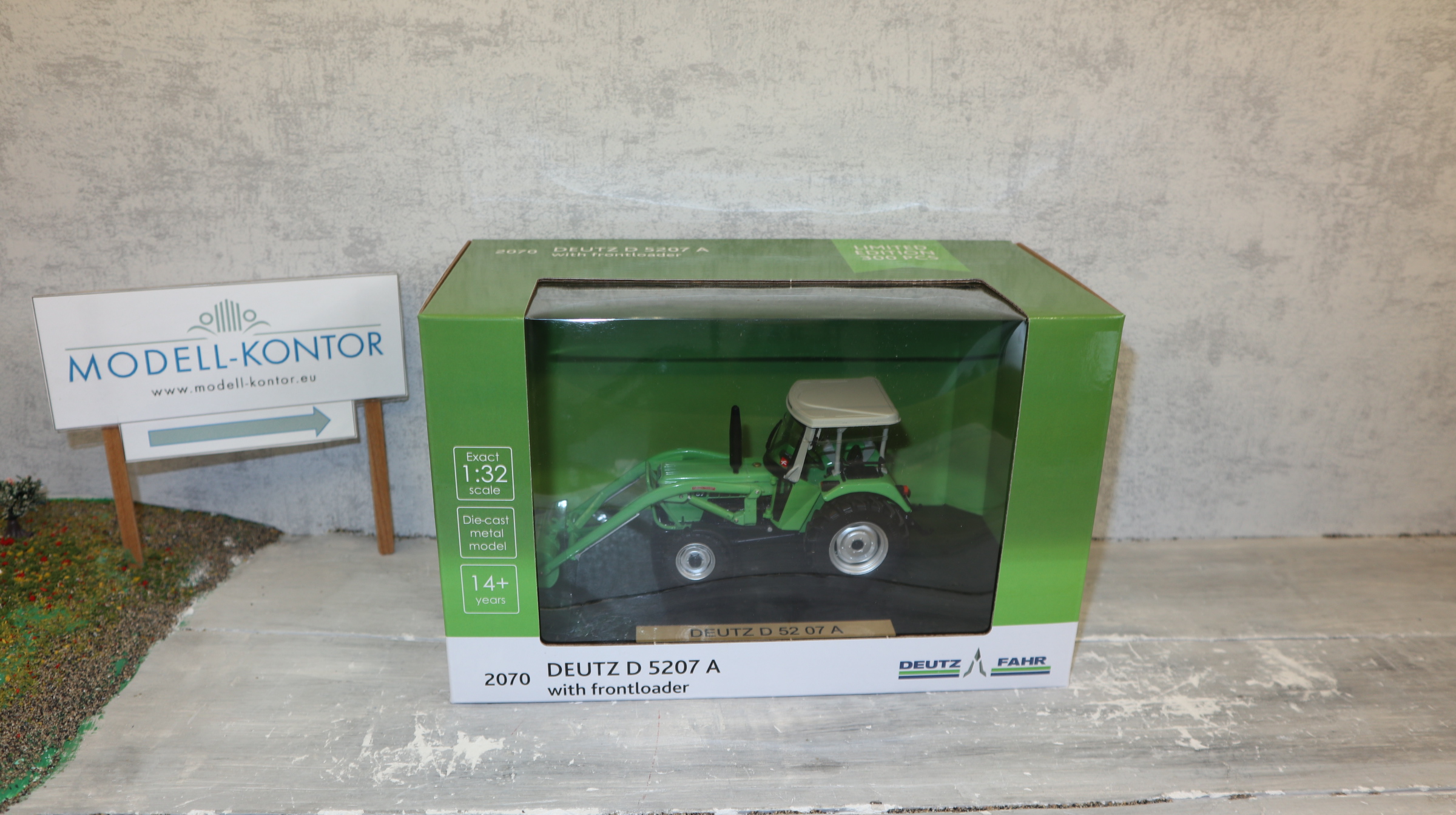 Weise Toys 2070 in 1:32, Deutz D 5207 Allrad mit Frontlader, Sondermodell nur 300 Stück, NEU in OVP