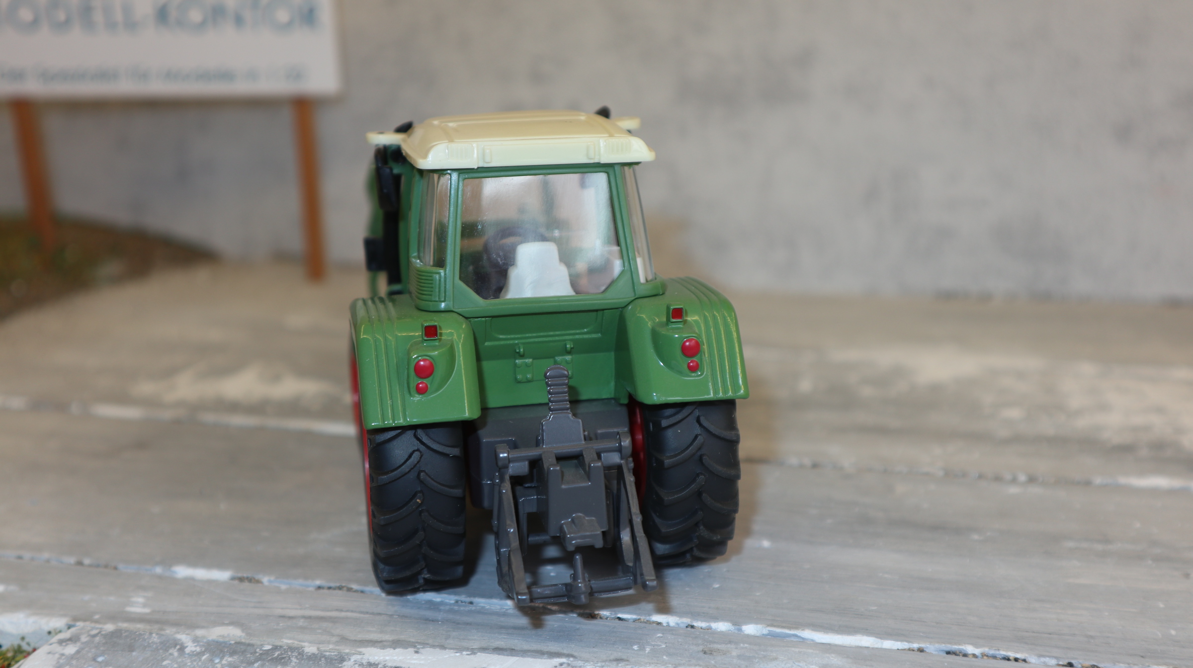 Siku 3651 in 1:32, Fendt 409 Folienzange Wechselsystem resedagrün, NEU in OVP
