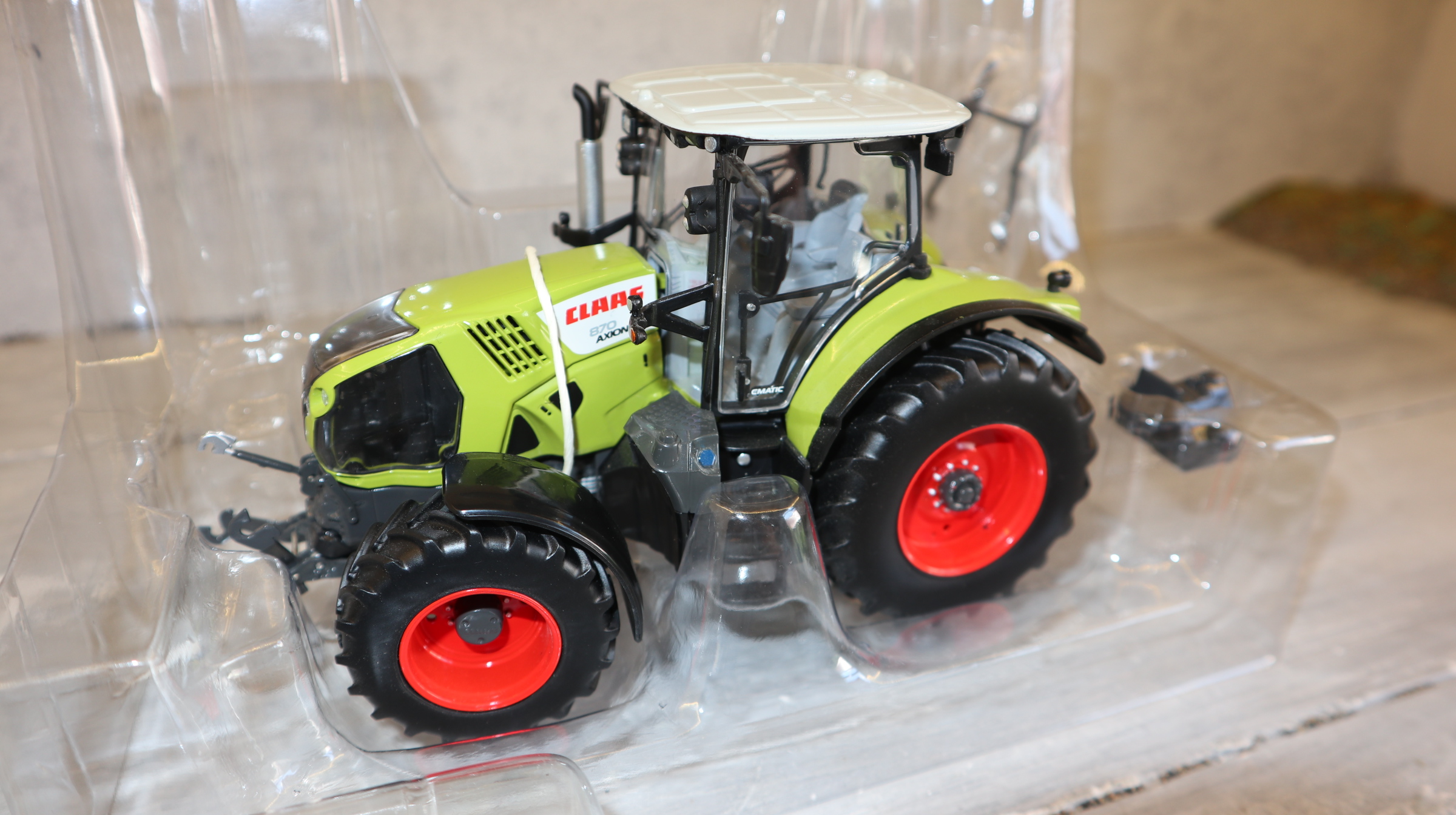ROS 301580 in 1:32, Claas Axion 870 mit Zusatzreifen, NEU in OVP
