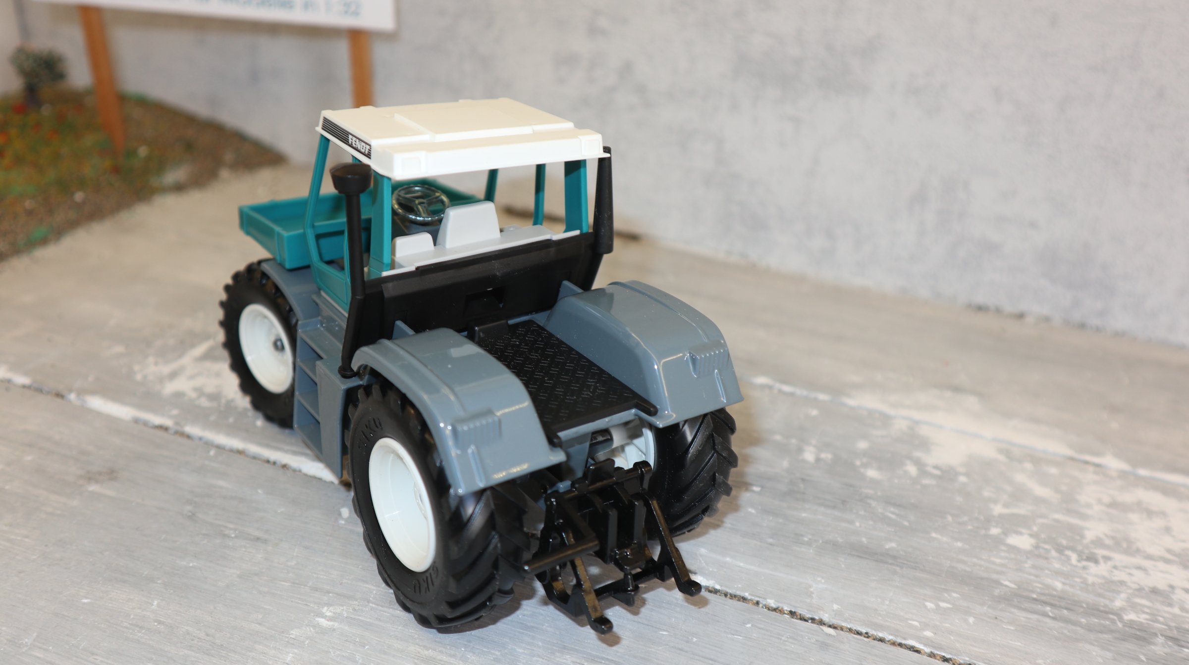 Siku 2957 in 1:32, Fendt Xylon 524 Türkis mit Pritsche, NEU in OVP