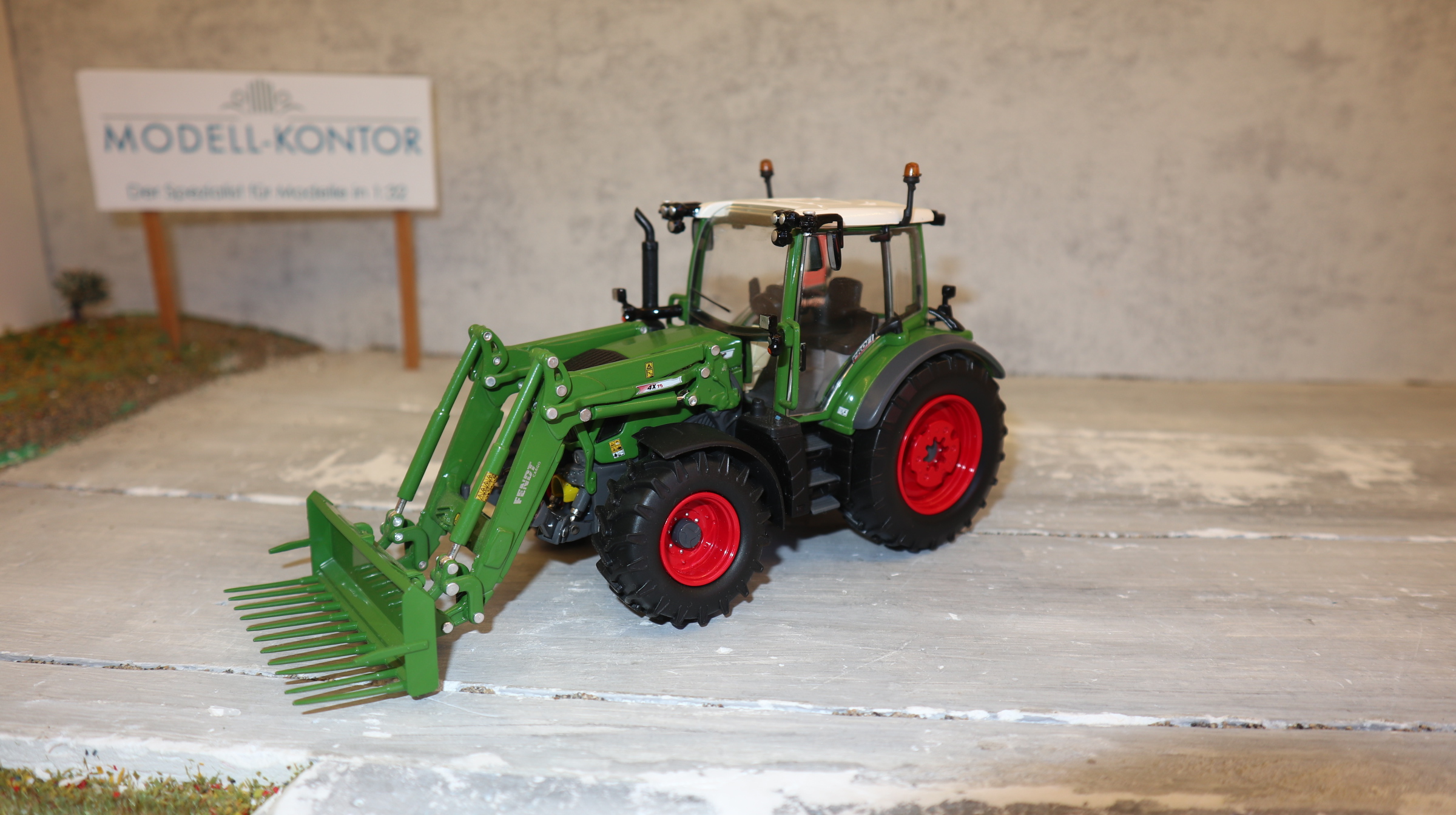 Universal hobbies UH 10641 in 1:32, Fendt 313 mit Frontlader, NEU in OVP