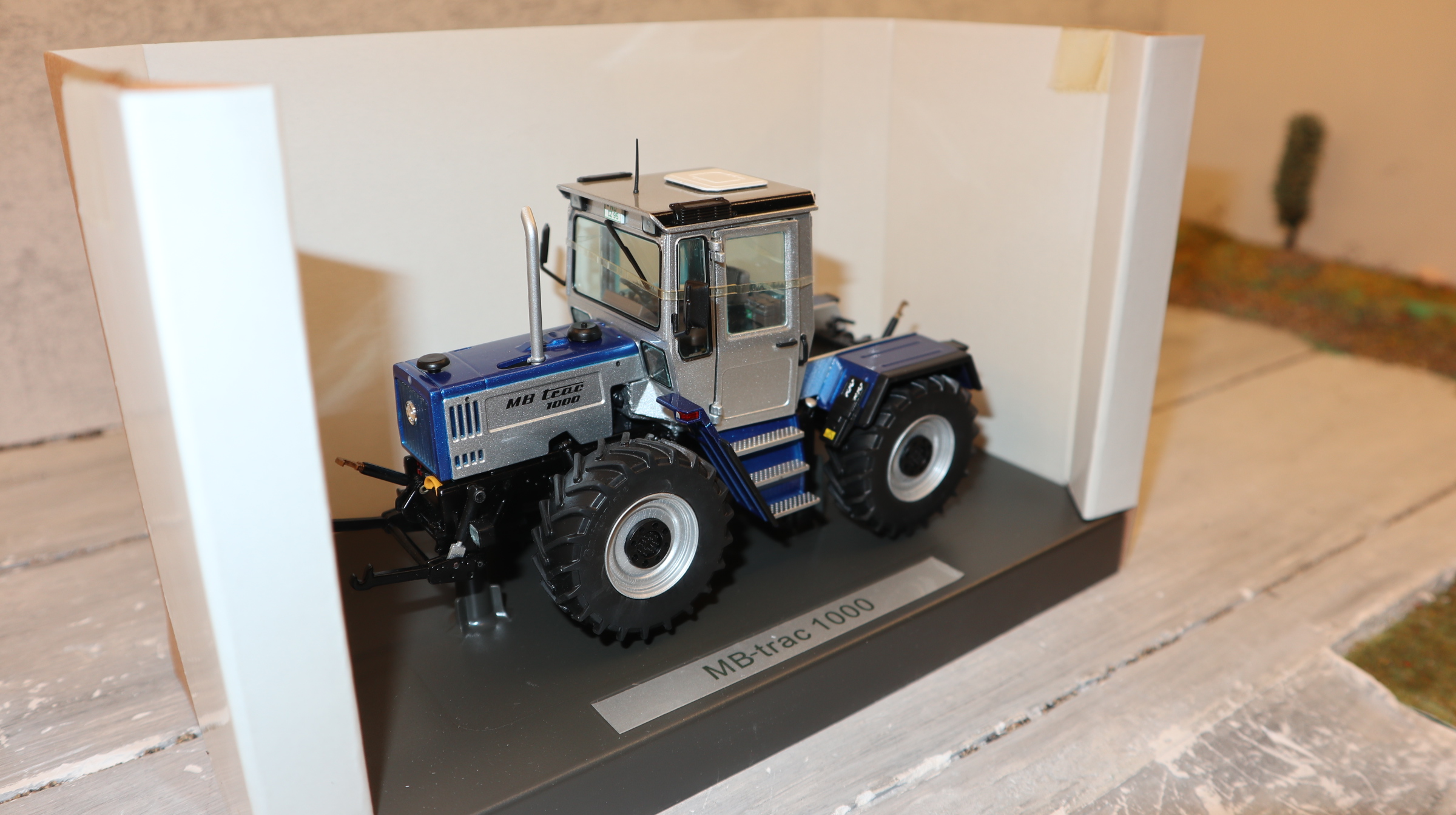 Weise Toys 2009 in 1:32, MB-trac 1000 silber-blau,  NEU in OVP
