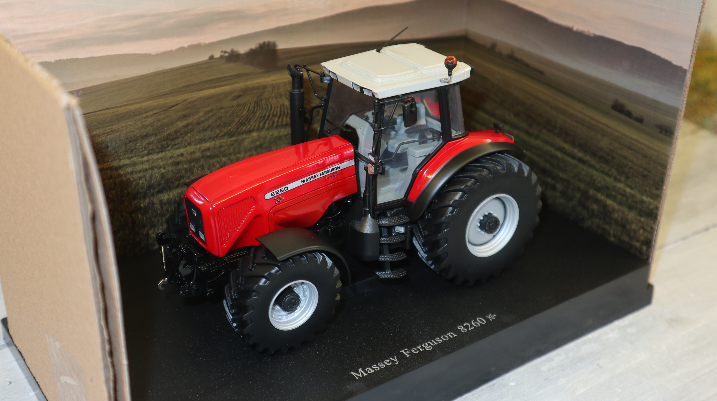 Universal Hobbies UH 5351 in 1:32,  Massey Ferguson 8260 Xtra,  NEU in OVP