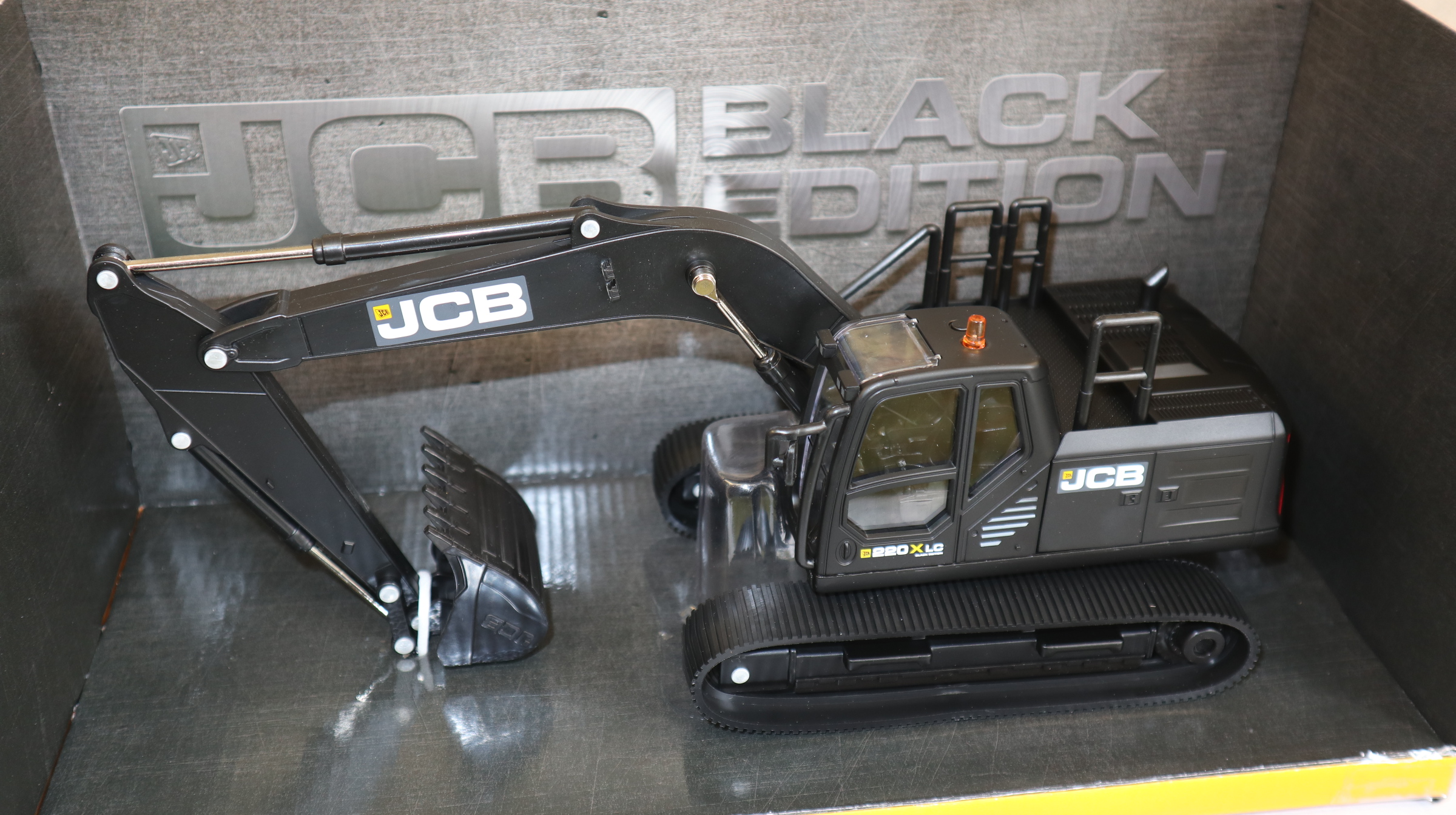 Britains 43377 in 1:32,  JCB 220X  Sondermodell "Black Edition", NEU in OVP