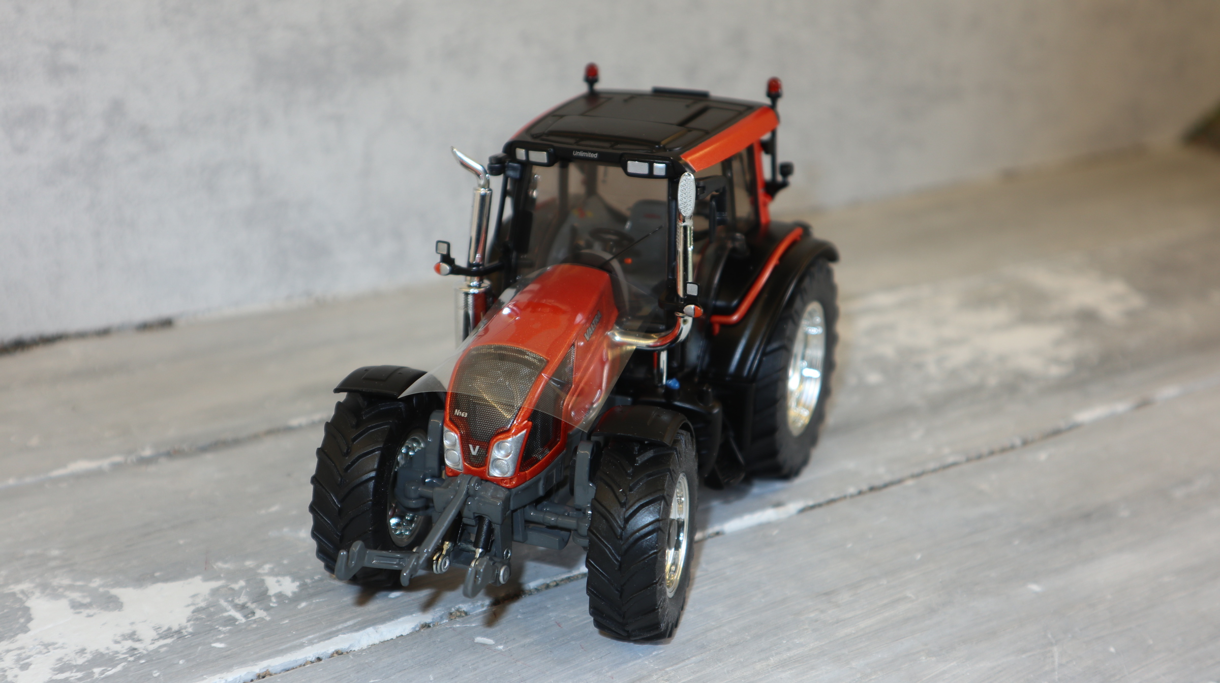 WIKING 077326 in 1:32, Valtra N143 HT3 Braun-Metallic Sondermodell, NEU in OVP