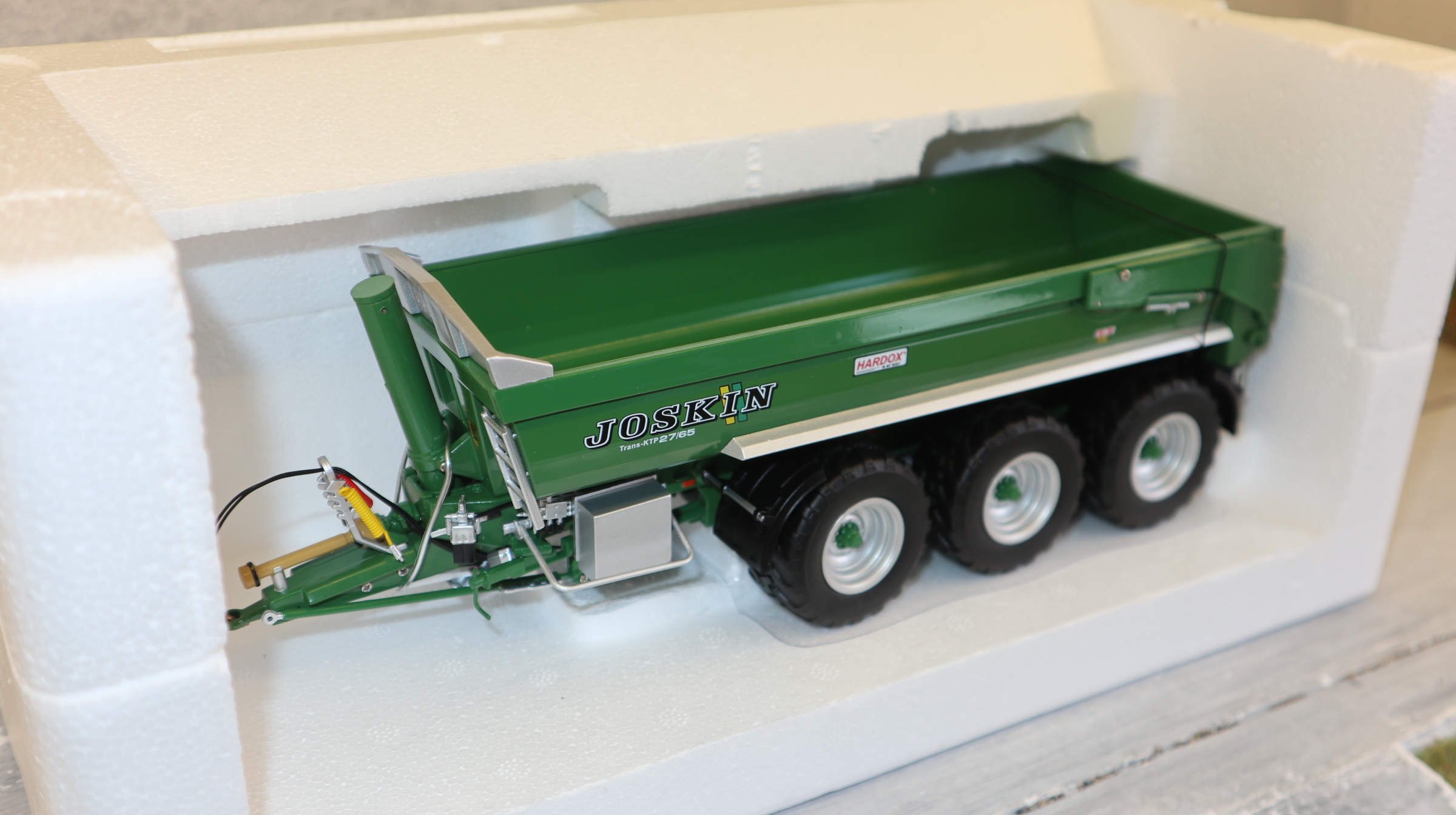 Universal Hobbies UH 6815 in 1:32,  JOSKIN KTP 27/65 GRÜN Sonderedition,  NEU in OVP
