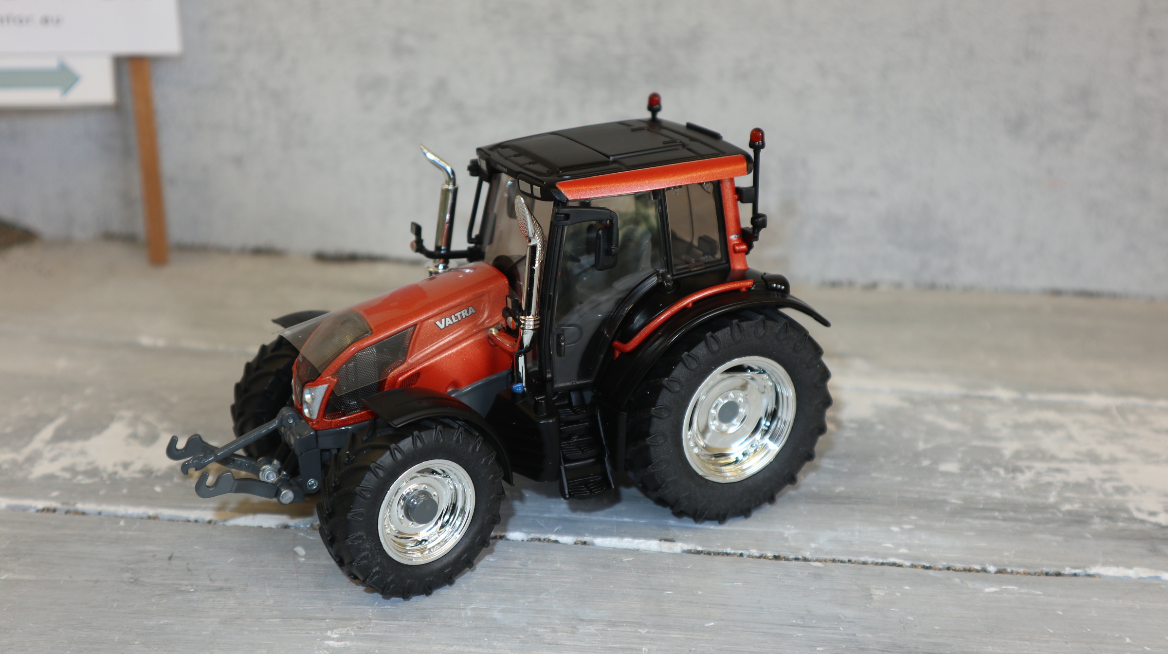 WIKING 077326 in 1:32, Valtra N143 HT3 Braun-Metallic Sondermodell, NEU in OVP