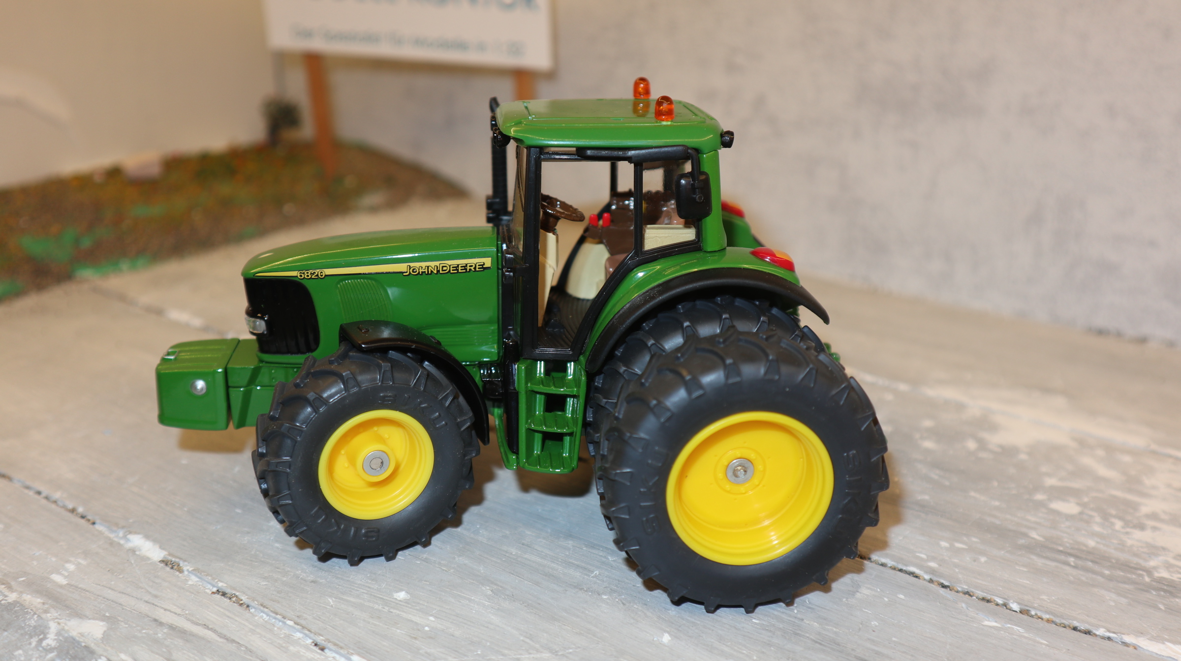 Siku 3652 in 1:32, John Deere 6820 mit Zwillingsreifen, LCN 2003, NEU in OVP