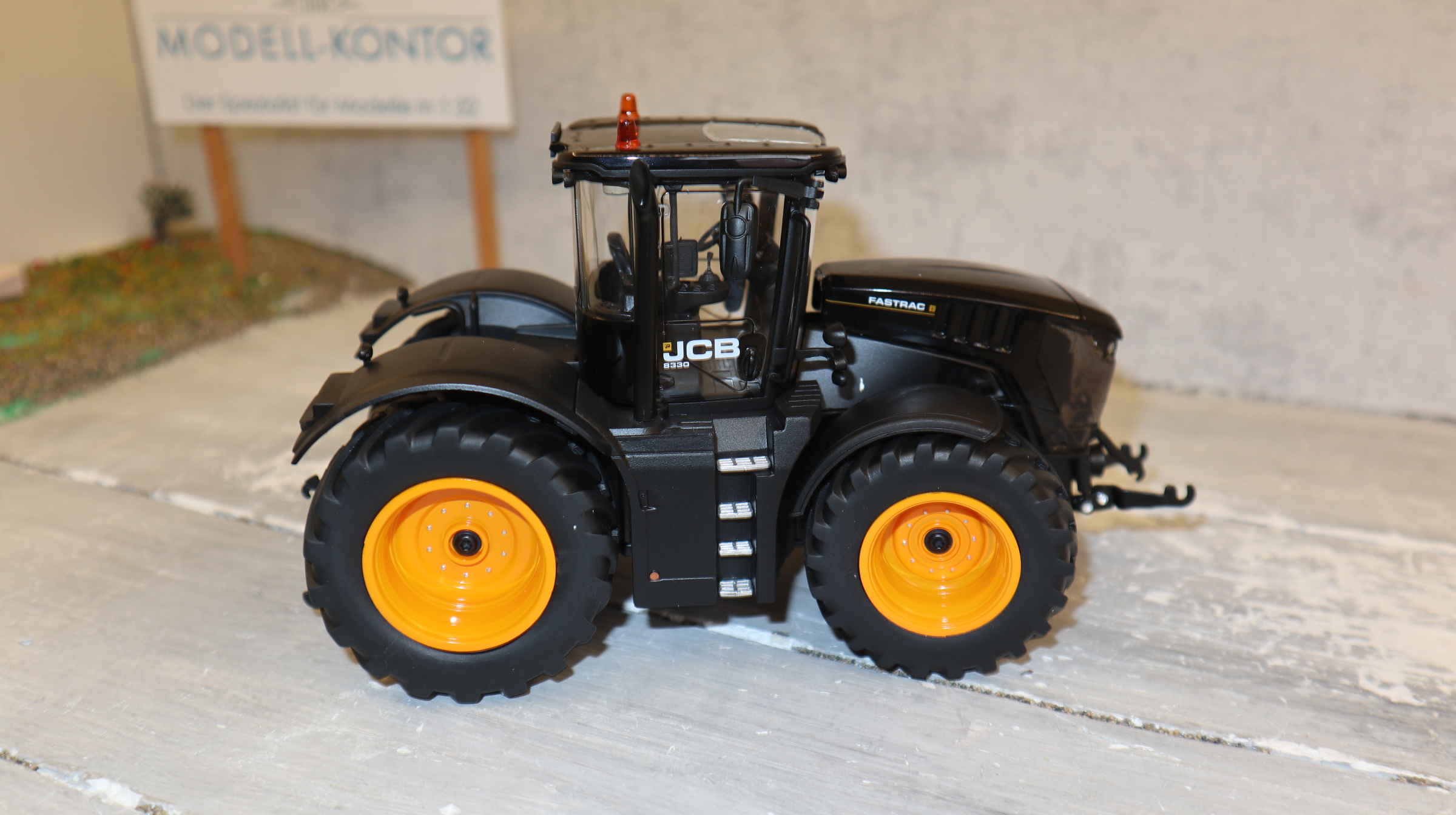 Wiking 877430 in 1:32, JCB 8330 in schwarz mit gelben Felgen, NEU in OVP