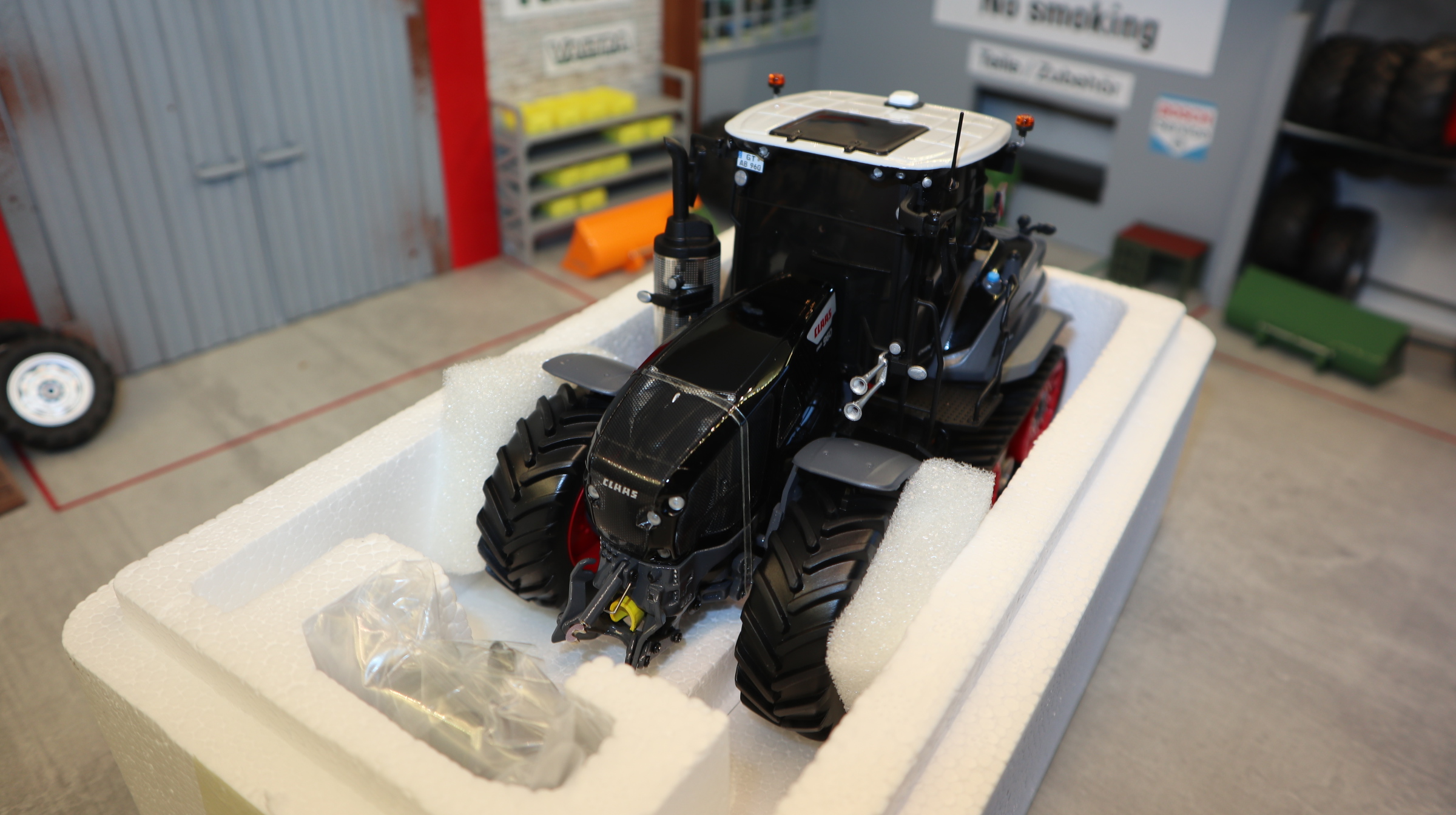 Universal Hobbies UH 02674810 in 1:32, Class Axion 960 Terra Trac Black, NEU in OVP