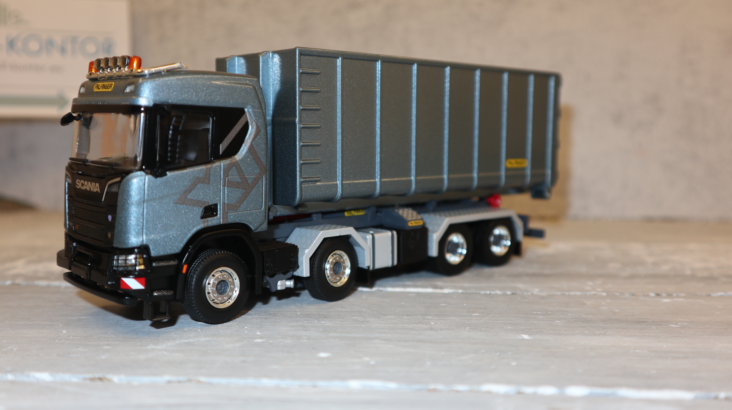 WSI 02-3793 in 1:50, SCANIA CR20 8x4 mit Palfinger Abroller und 40-cbm-Container,  NEU in OVP