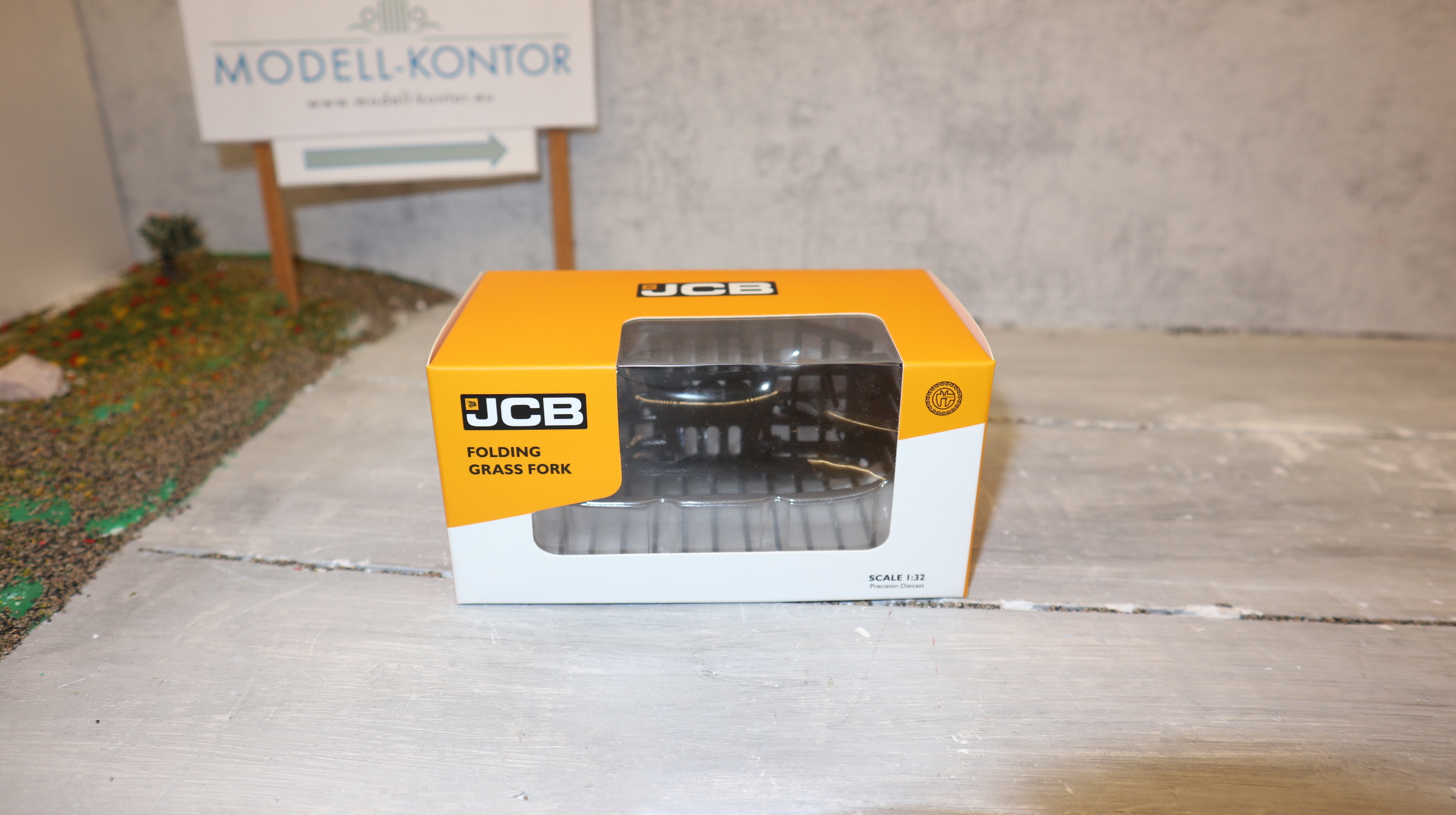 AT Collections 3200181 in 1:32,   JCB Agri Grass-Forke wechselbar für Volvo L60H, NEU in OVP