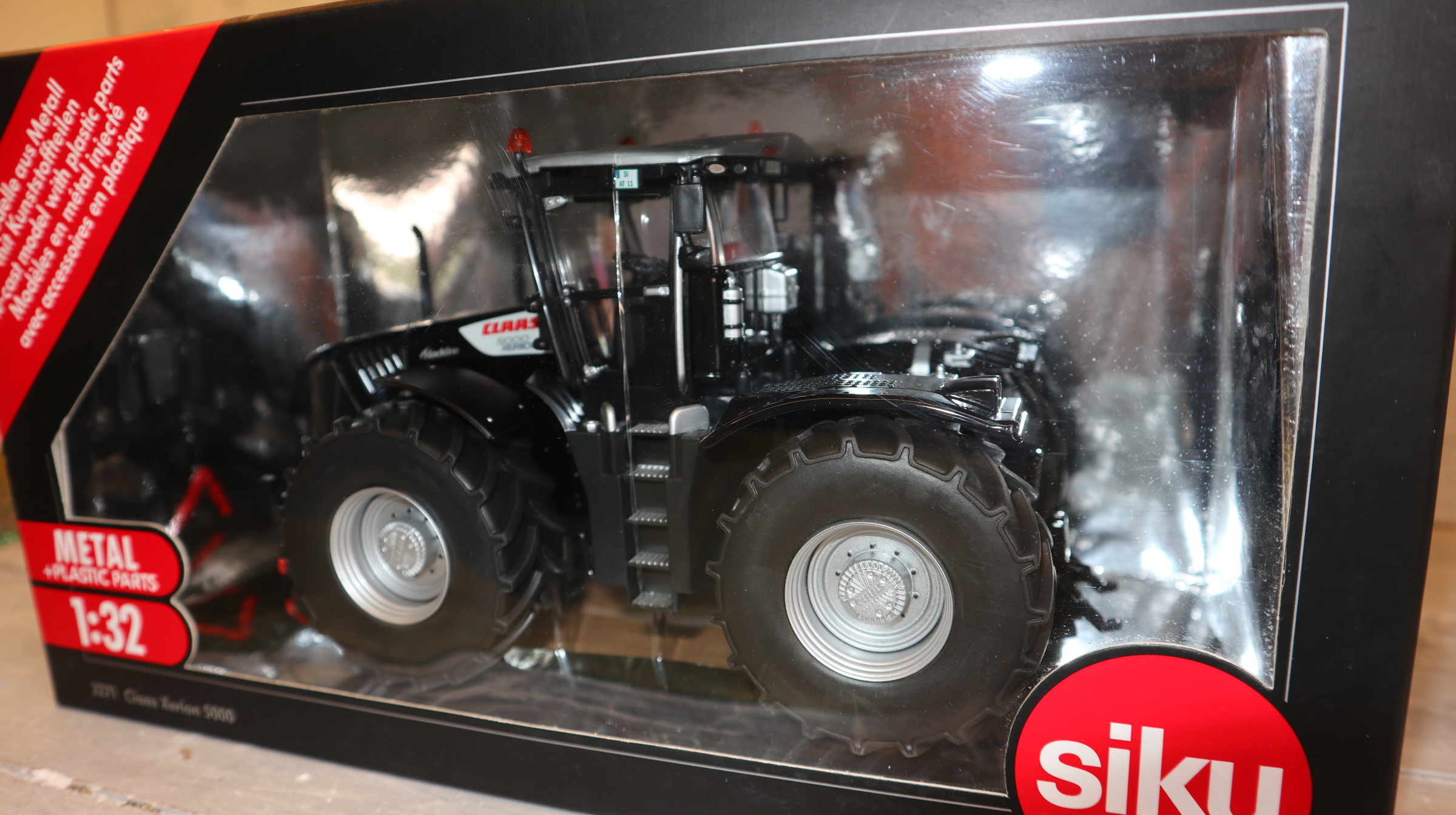 Siku 3271 in 1:32, Claas Xerion 5000 Blackline, NEU in OVP