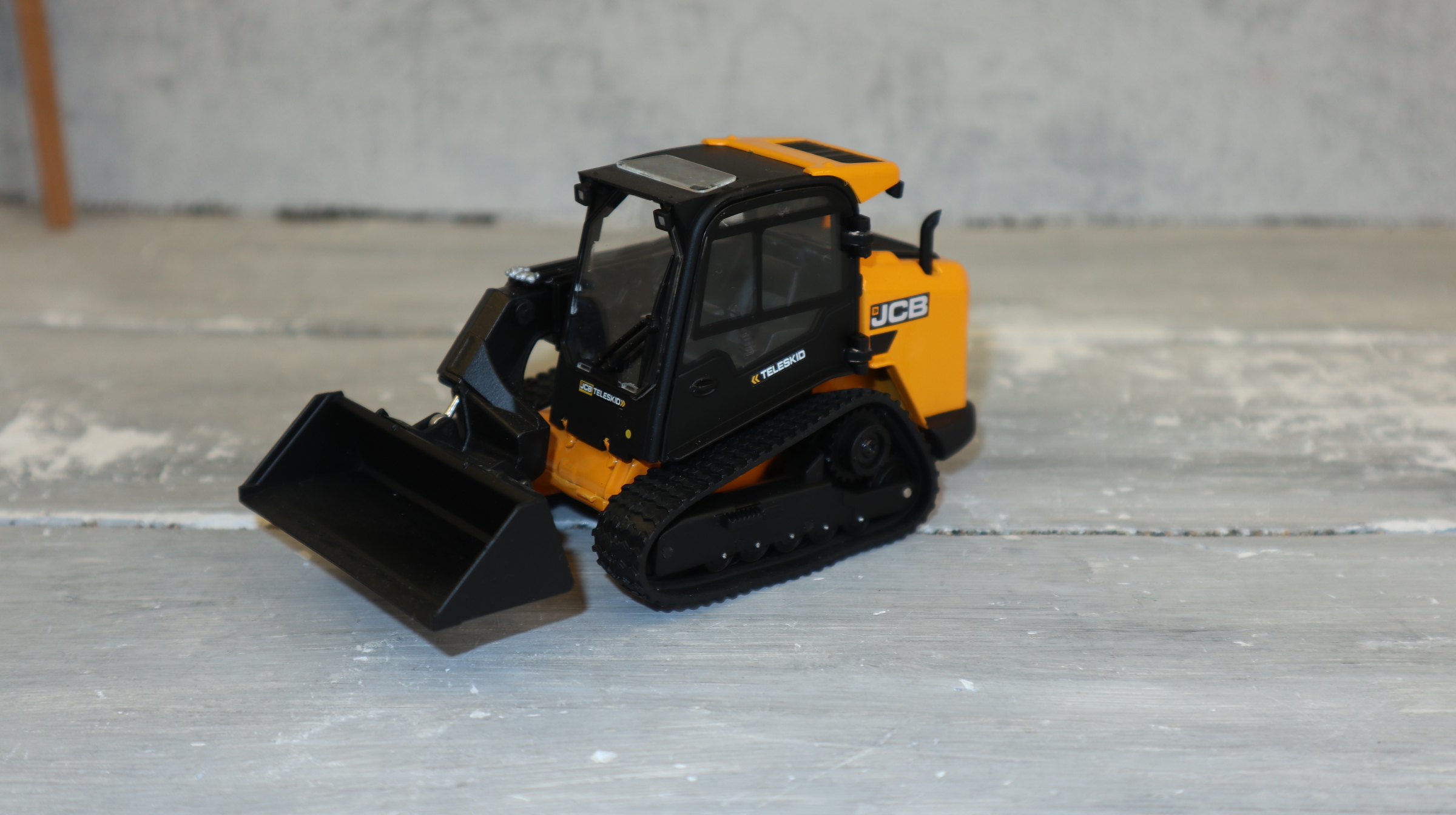 ROS 214 in 1:32, JCB 330 Kompaktlader mit Kettenlaufwerk, NEU in OVP