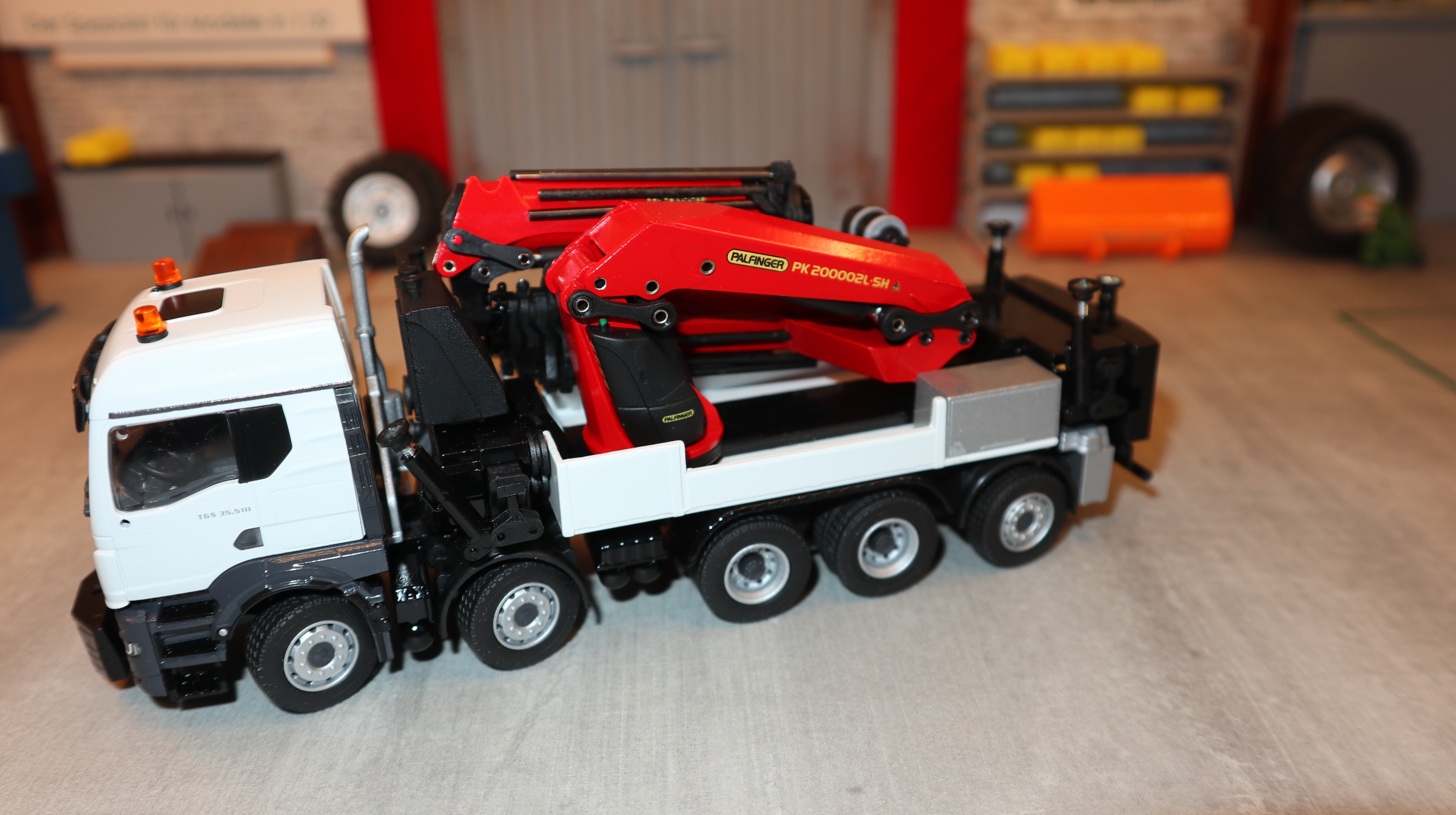 Conrad 81224-0 in 1:50,  MAN weiß 5-Achser mit PALFINGER PK 200002L SH, NEU in OVP