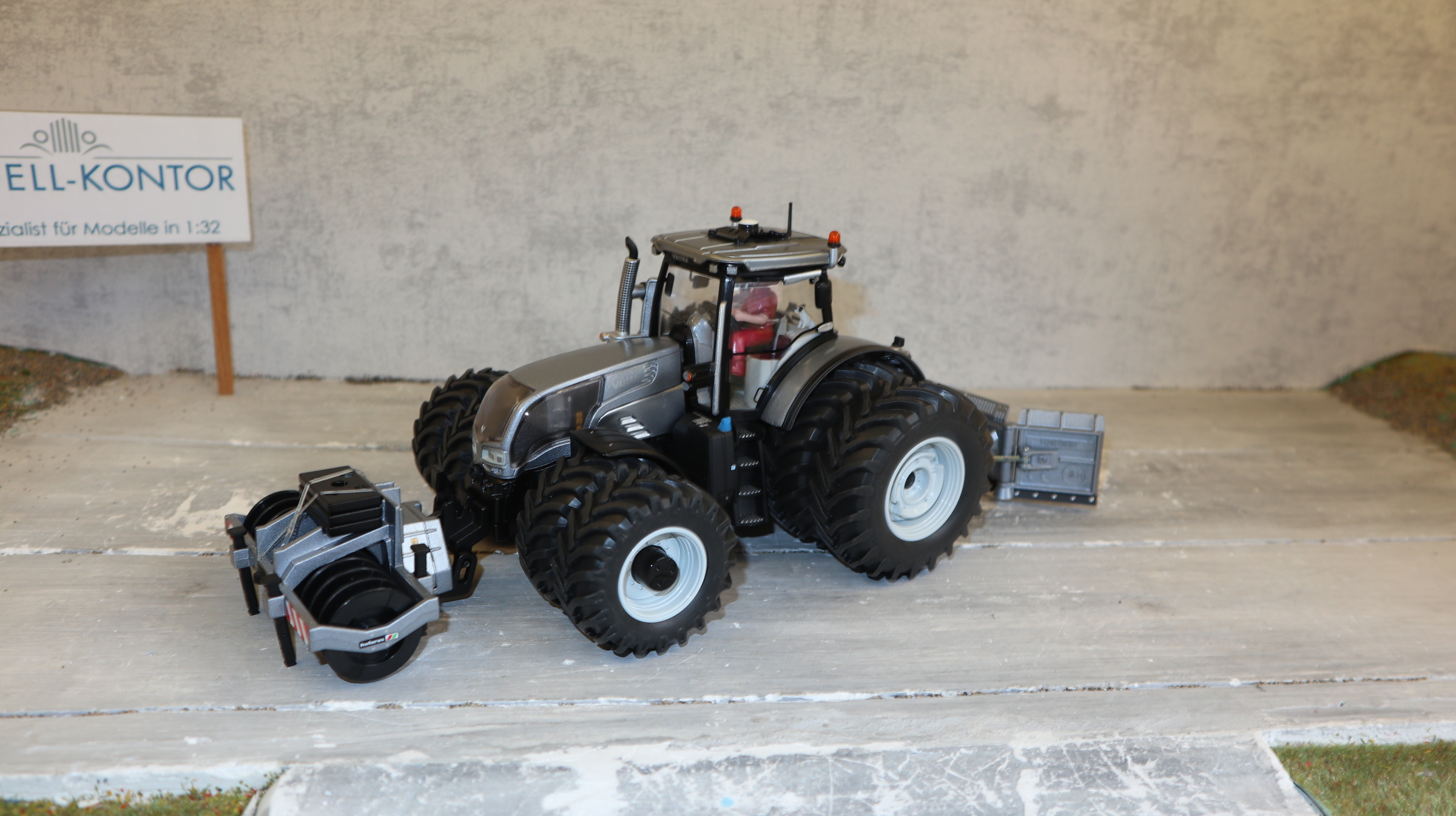 Siku 3281 in 1:32, Valtra S352 Silber LCN 2018 NEU in OVP