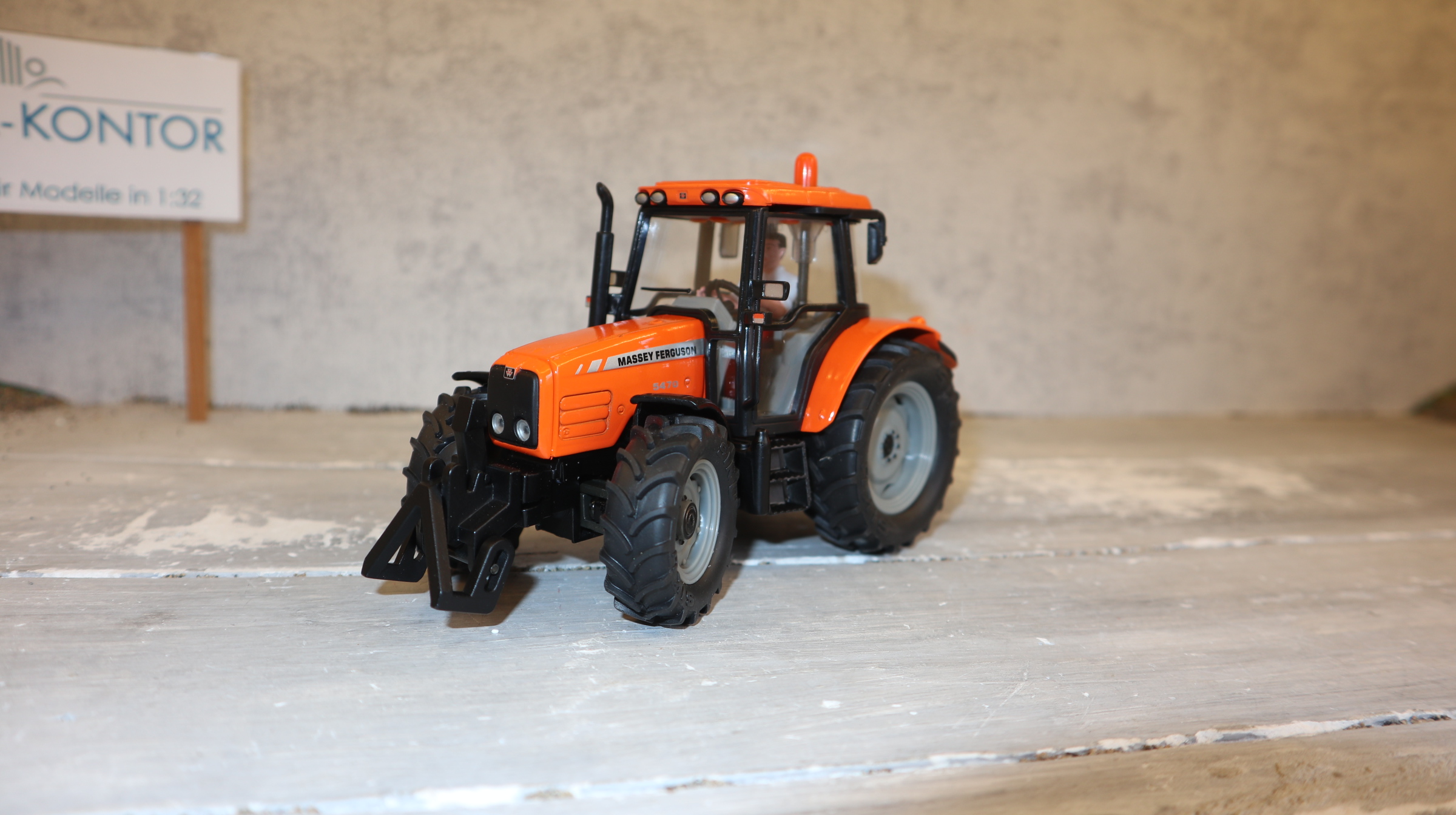 Siku 3051 in 1:32, Massey Ferguson 5470 orange Sondermodell, NEU in OVP