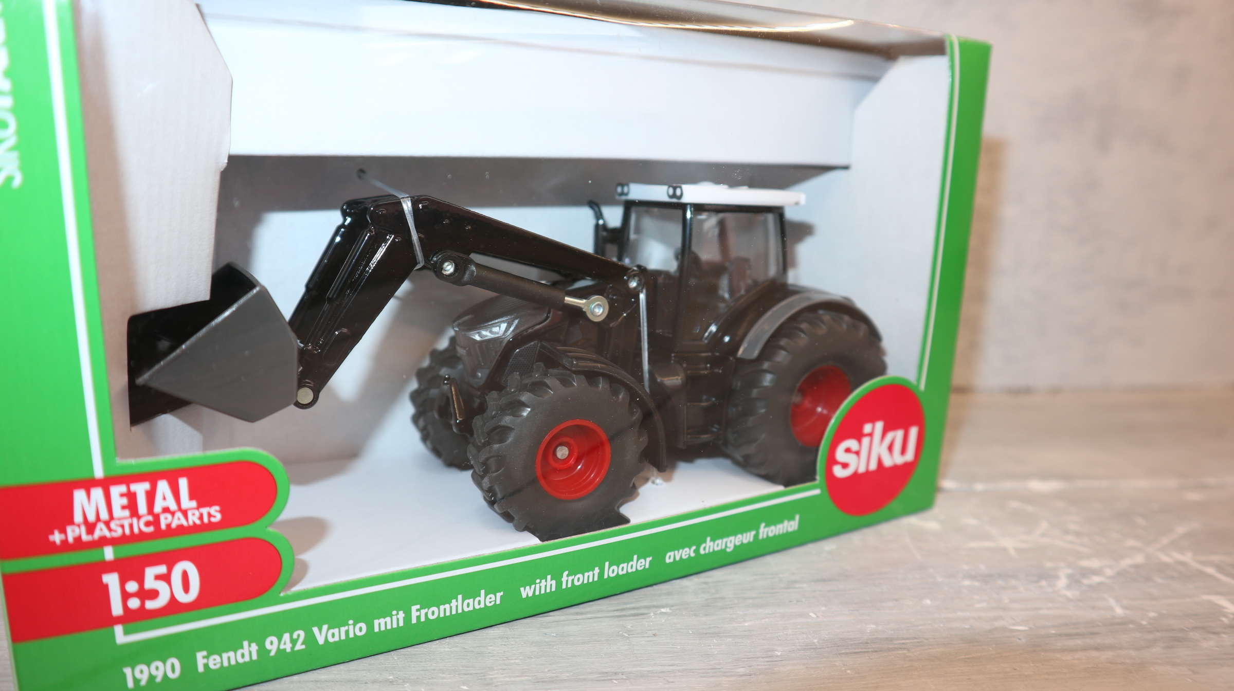 Siku 1990 in 1:50 Fendt 942 mit Frontlader in schwarz, Neu in OVP