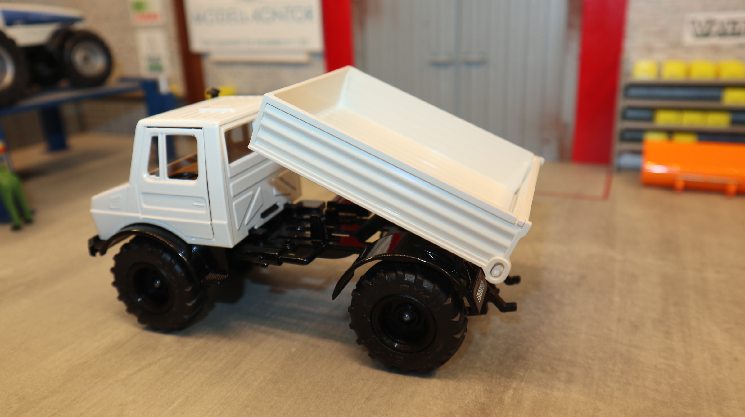 Siku 3153 in 1:32, UNIMOG 1700 Sondermodell weiß-schwarz, Höing, NEU in OVP