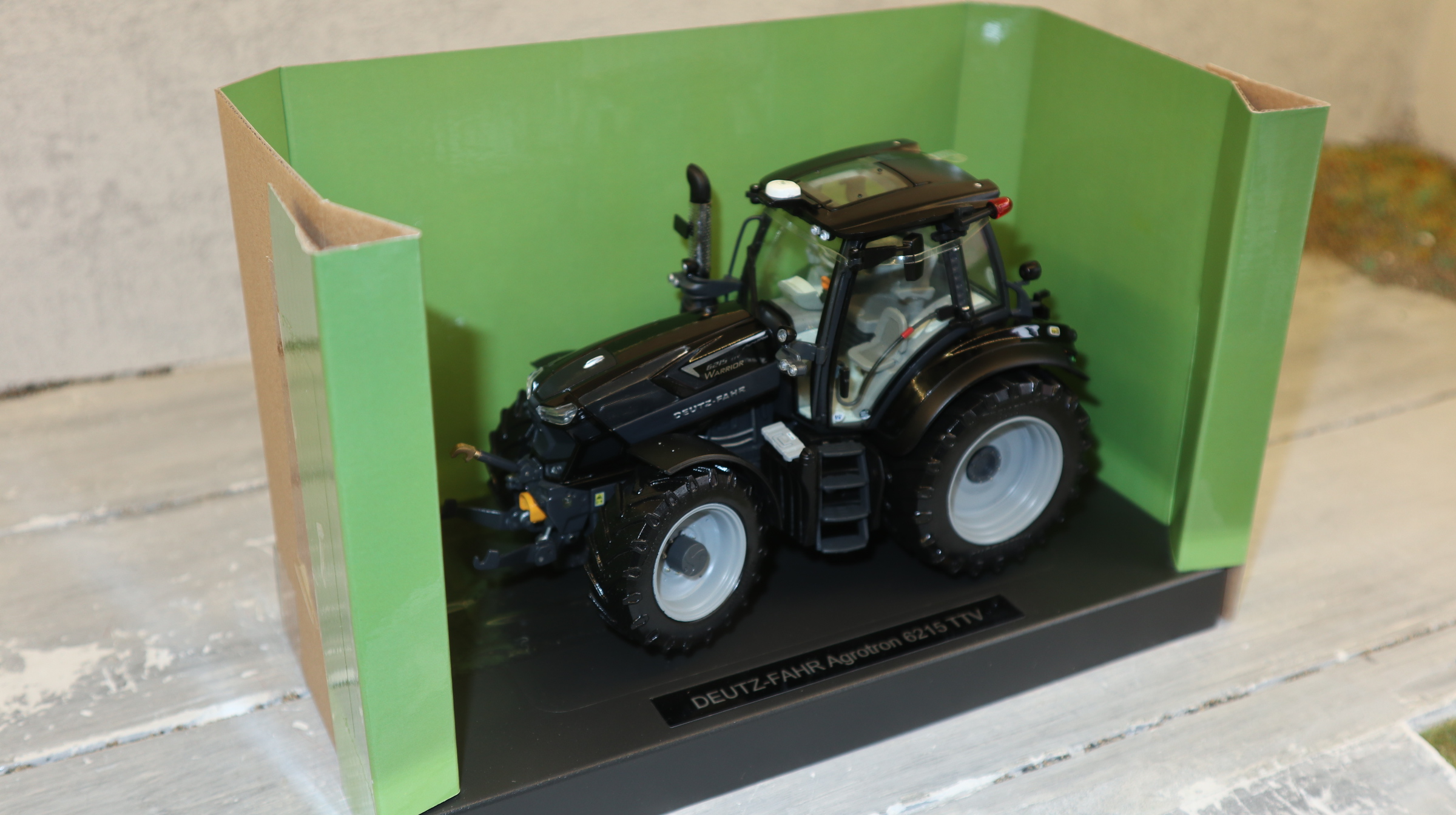 Weise Toys 2054 in 1:32, Deutz-Fahr 6215 TTV Warrior black, NEU in OVP