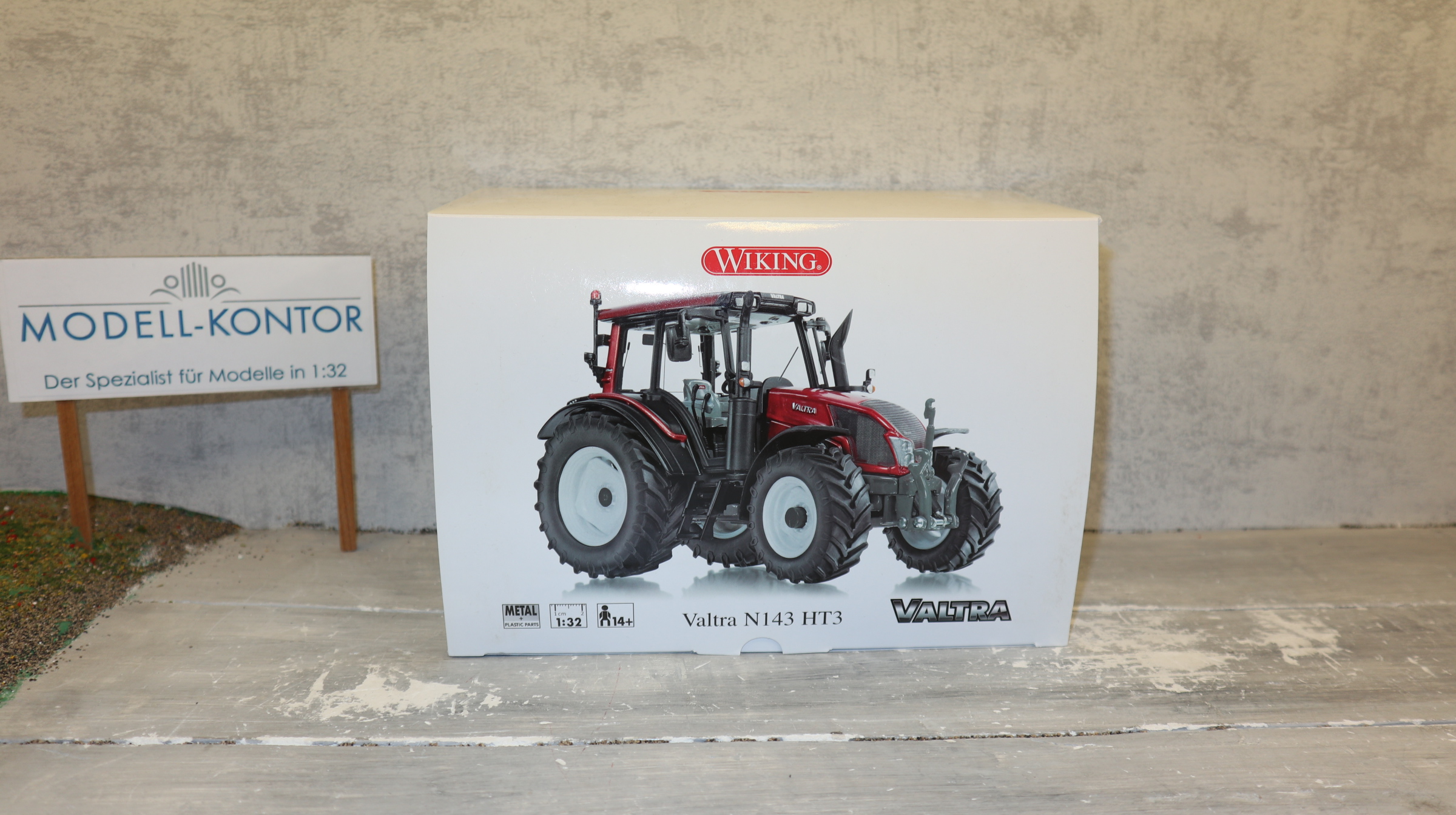 Wiking 077326 in 1:32, VALTRA N143 HT3 weinrot, NEU in OVP