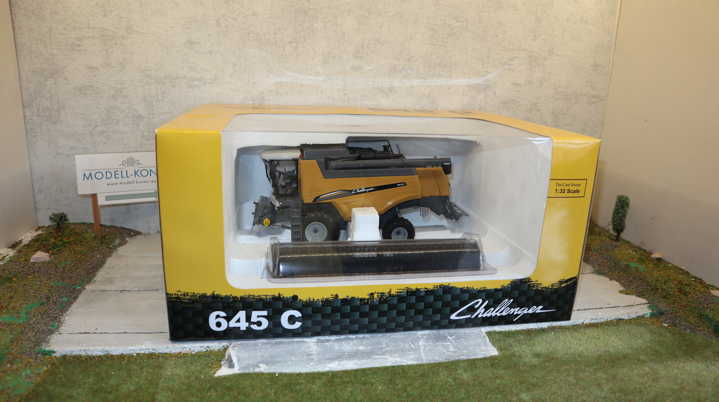 Universal Hobbies UH 4195  in 1:32,  Challenger 645 C Mähdrescher, NEU in OVP