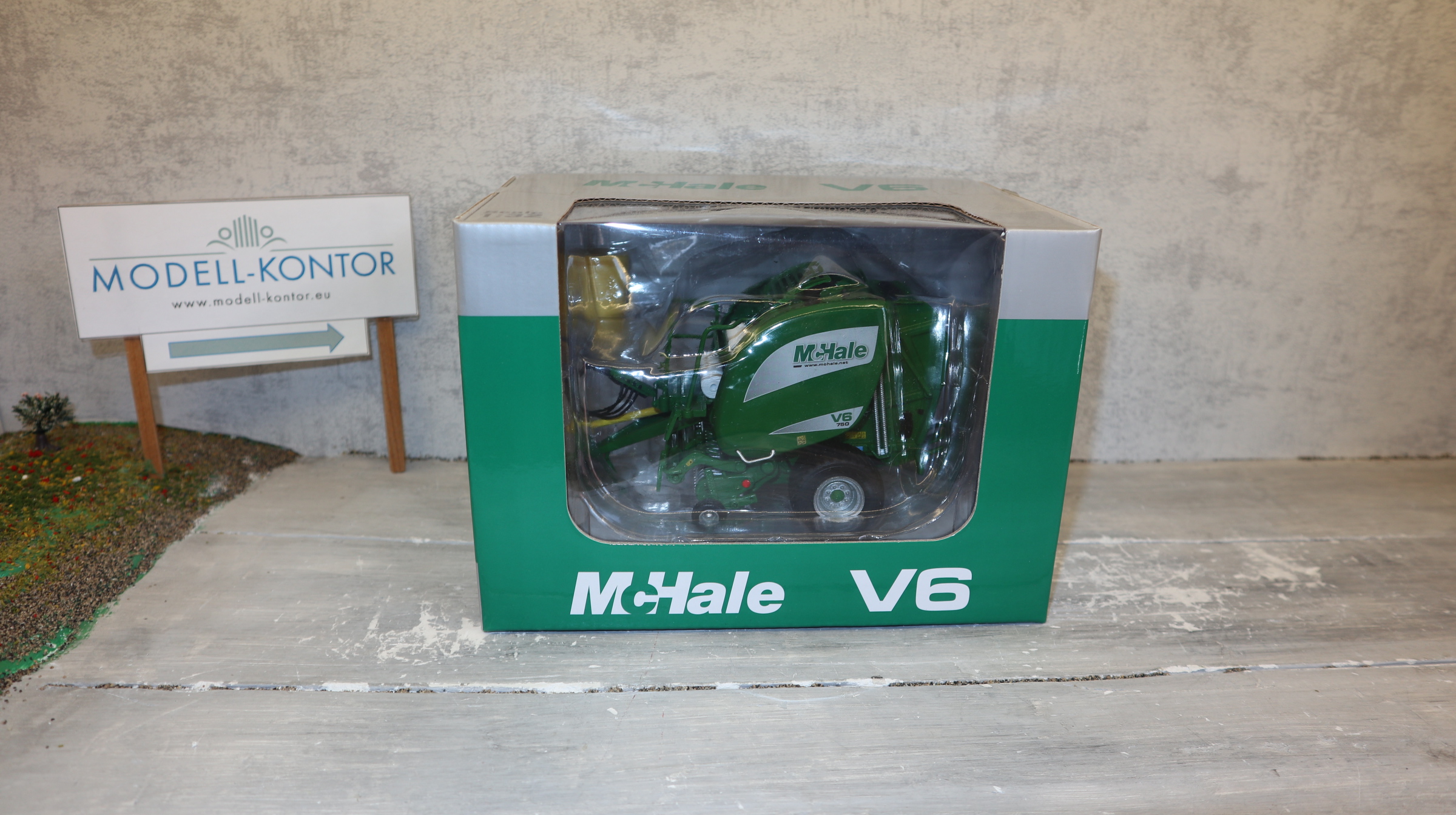 USK 31021 in 1:32, Rundballenpresse McHale V6, NEU in OVP