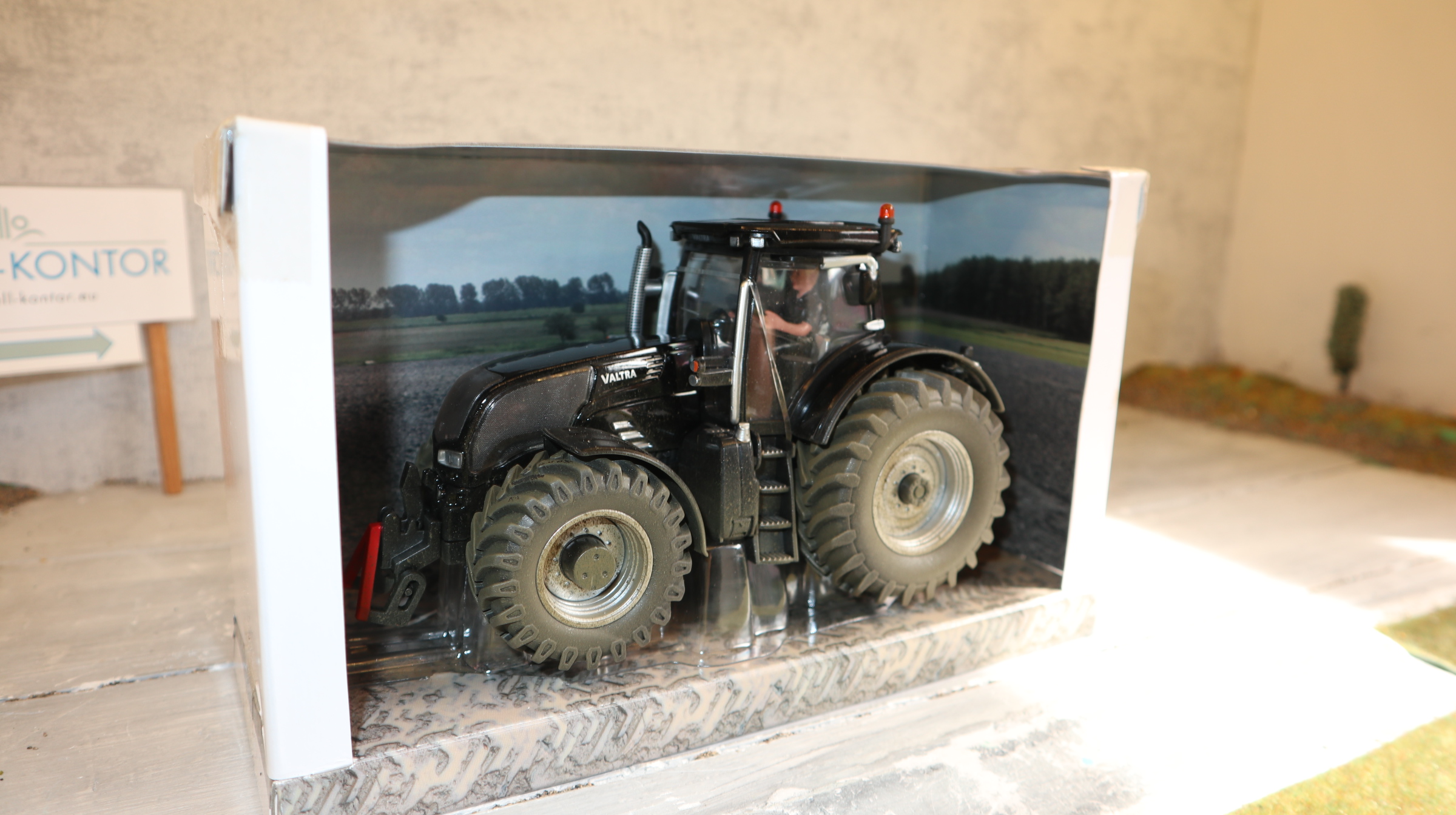 Siku 3281 in 1:32, Valtra S-Serie black dirty, Agritechnica 2013 , Neu in OVP