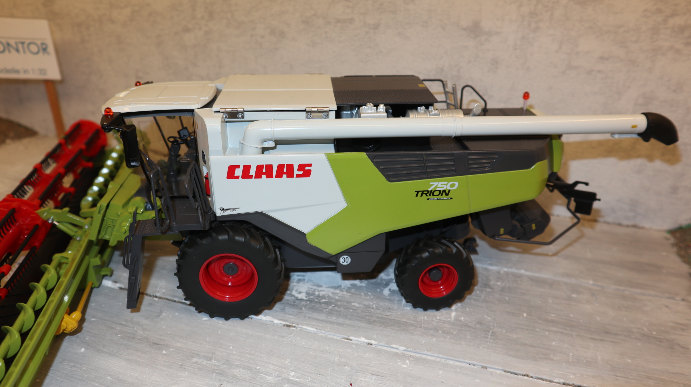 Wiking 02566220 in 1:32,  Claas Trion 750 Montana + Convo 1080, NEU in OVP