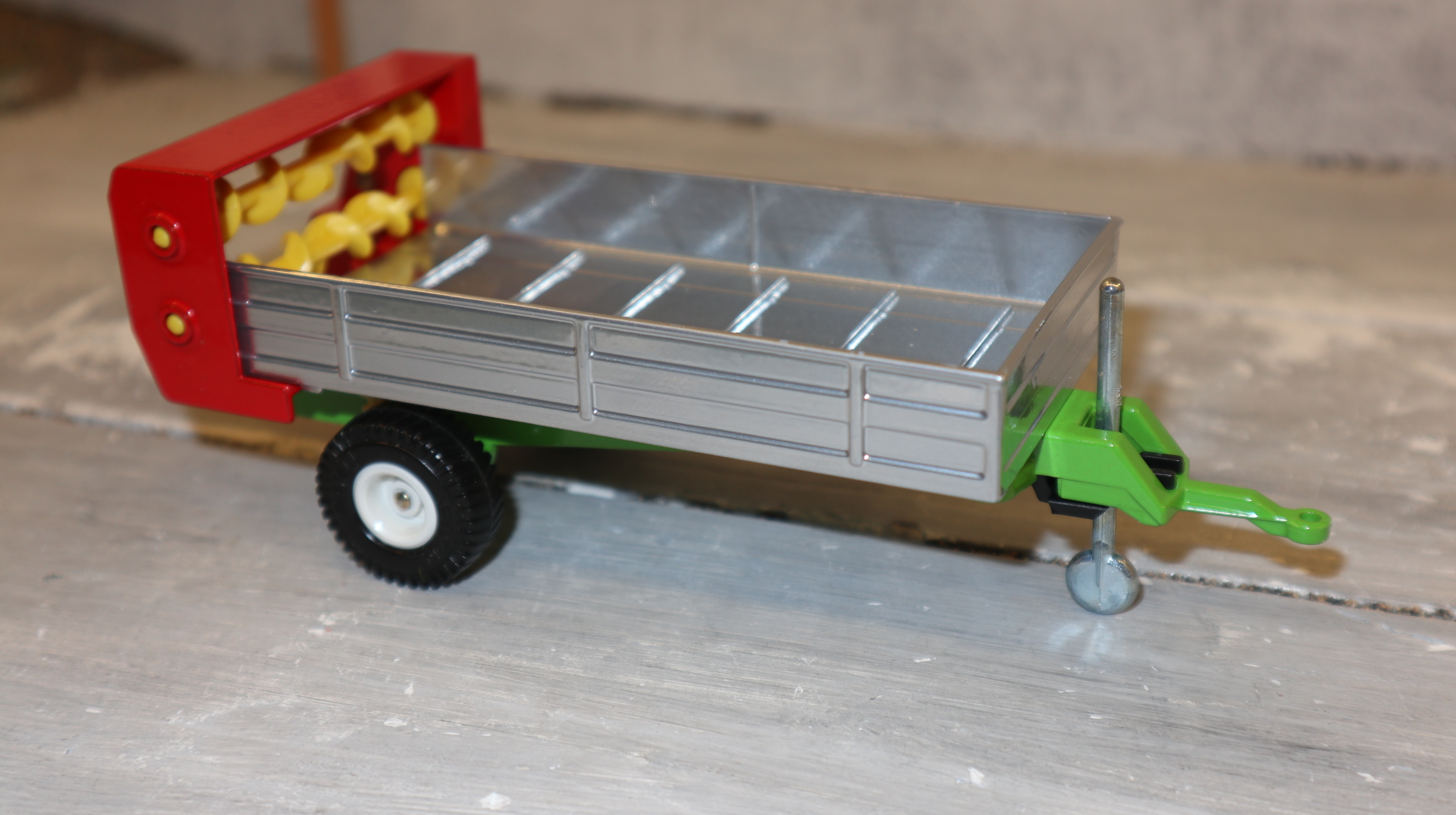 Siku 2553 in 1:32, Dungstreuer silber mit weißen Felgen, NEU in OVP
