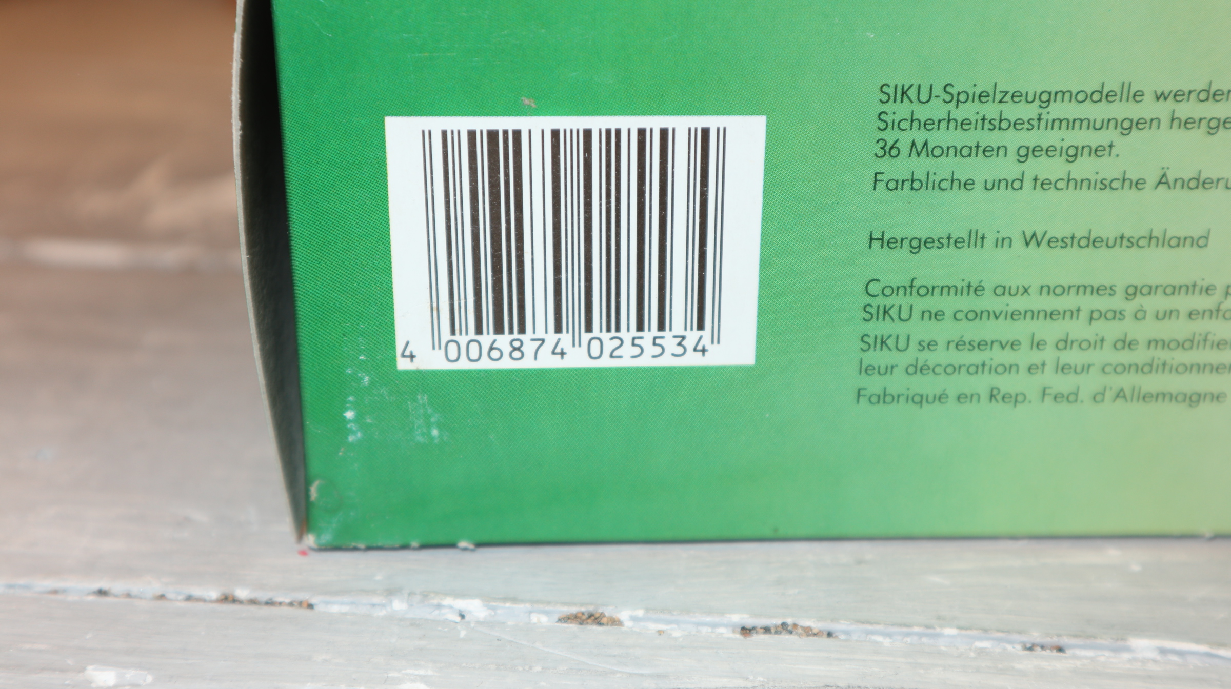 Siku 2553 in 1:32, Dungstreuer silber mit weißen Felgen, NEU in OVP