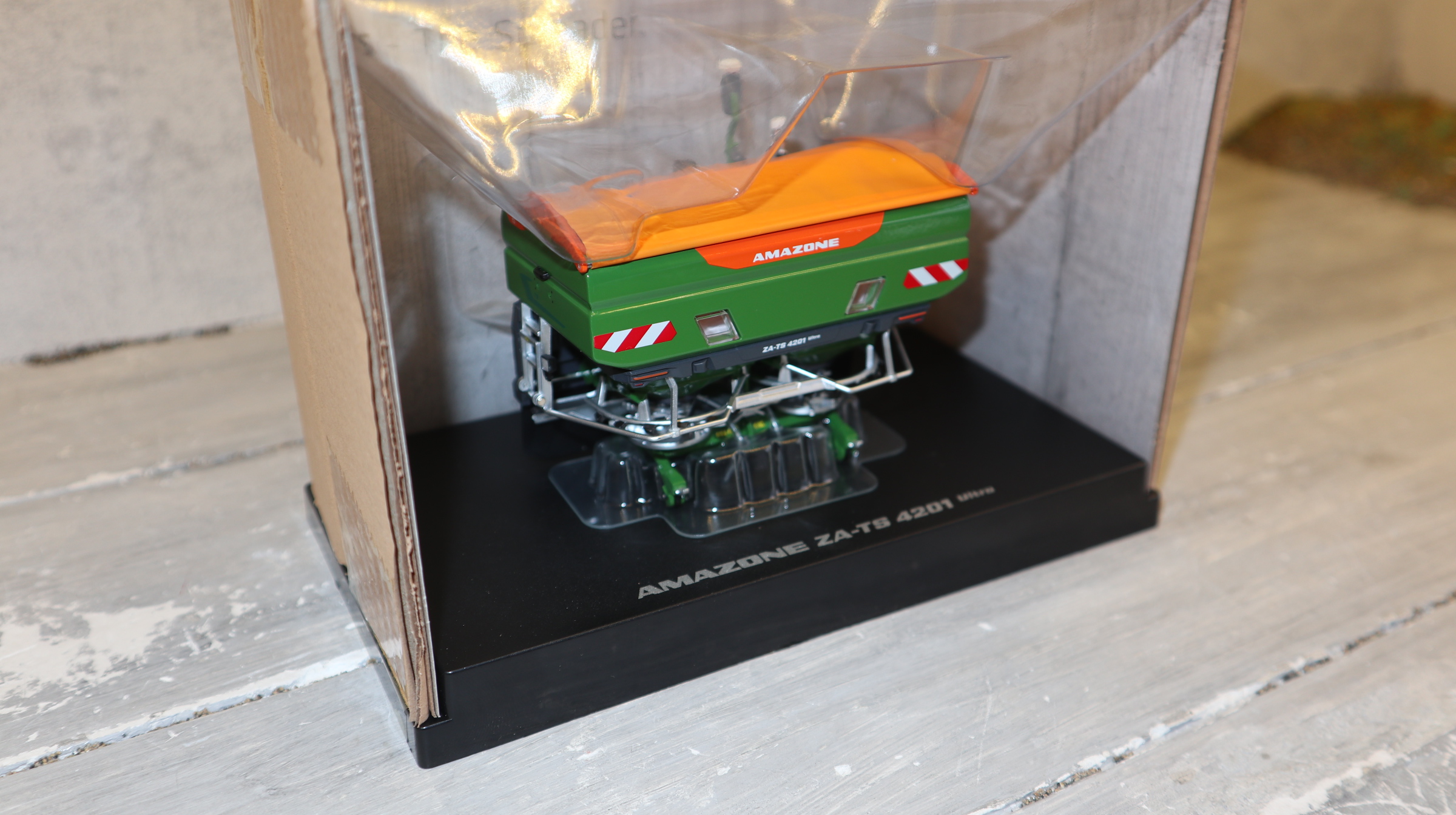 Universal Hobbies UH 6801 in 1:32,  AMAZONE ZA-TS 4201 Ultra Streuer  Neu in OVP