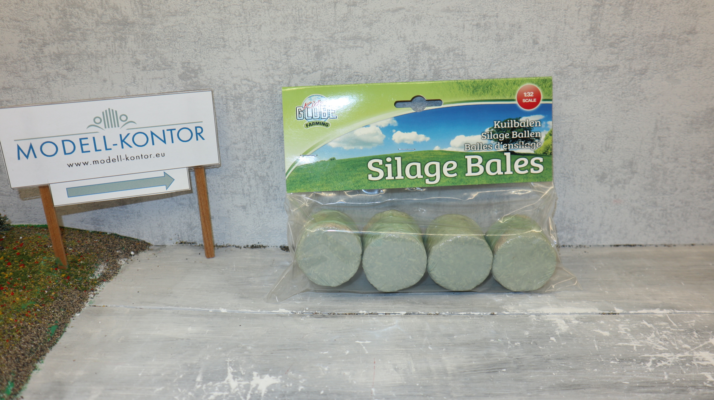 KidsGlobe 61.0762 in 1:32, 4x Silage-Rundballen in neuer Folienfarbe, NEU in OVP