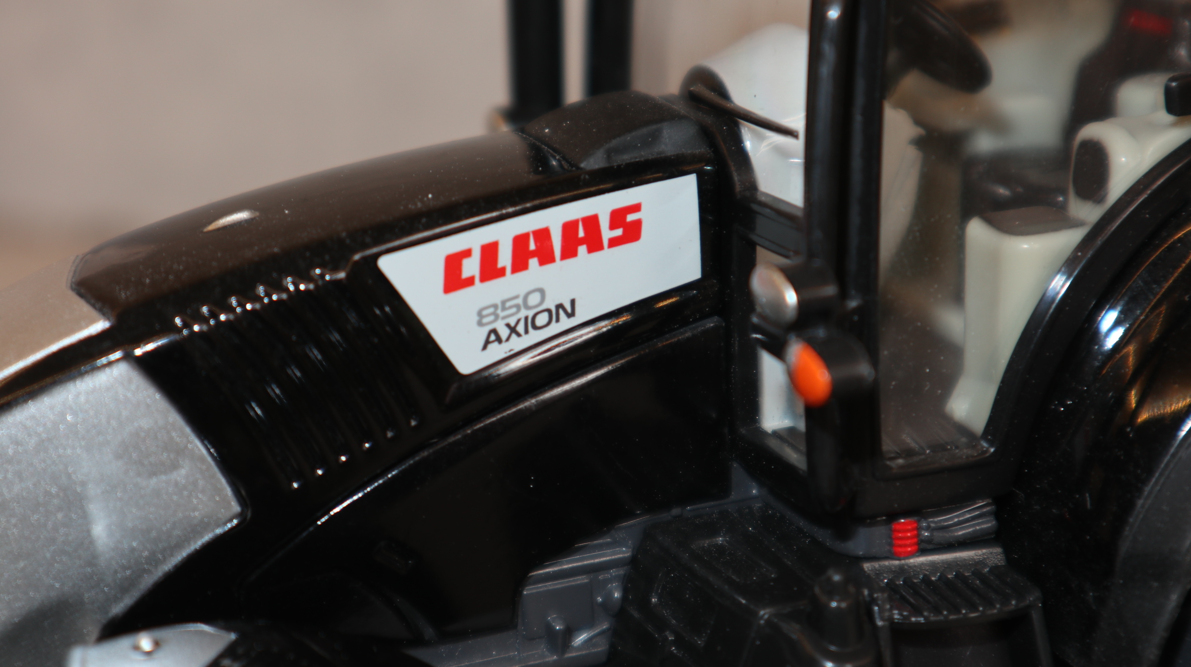 Siku 3261 in 1:32 Claas Axion 850 Blackline, NEU in OVP