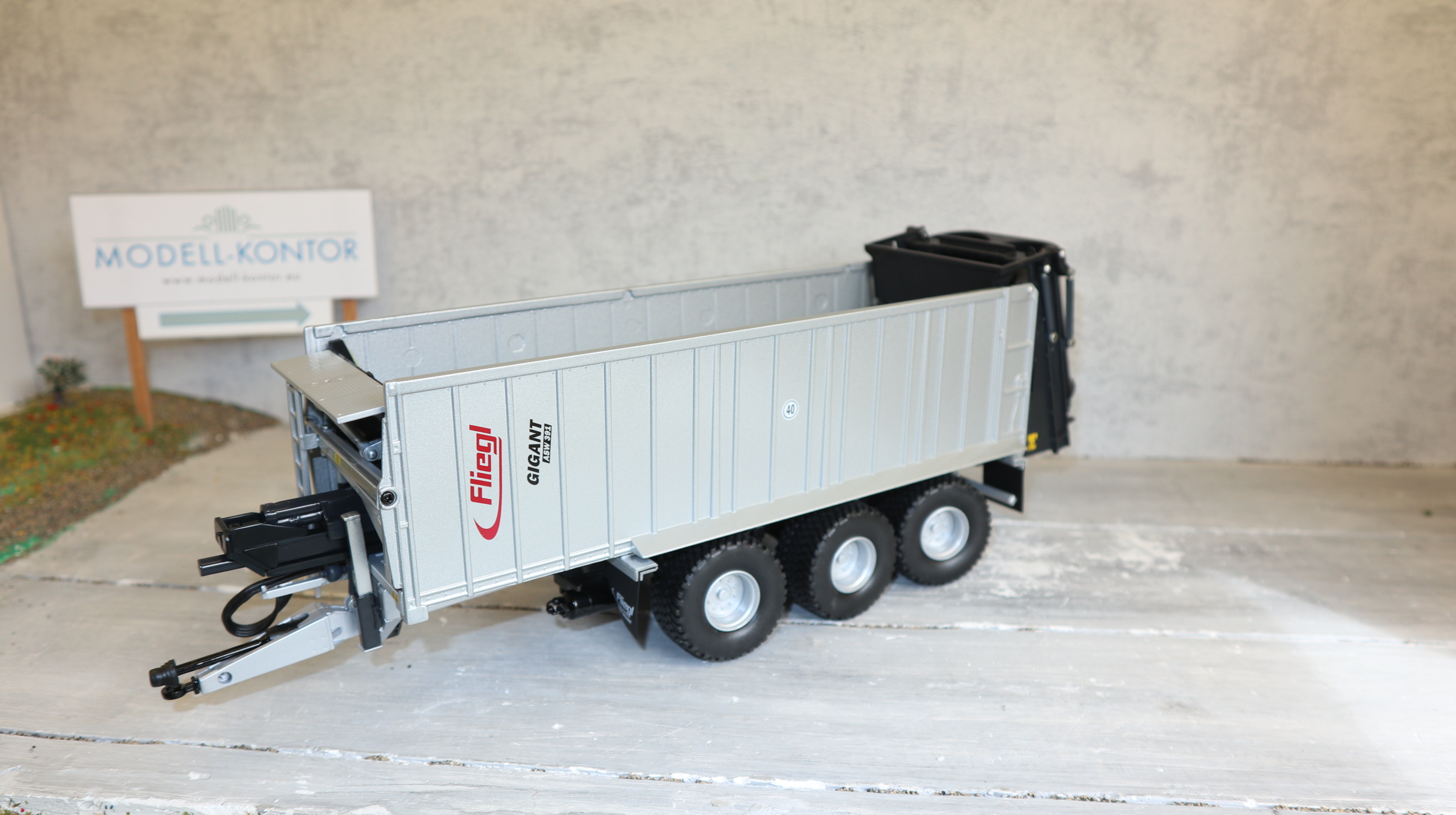 WIKING 077322 in 1:32, Fliegl Abschiebwagen mit Streuwerk, NEU in OVP