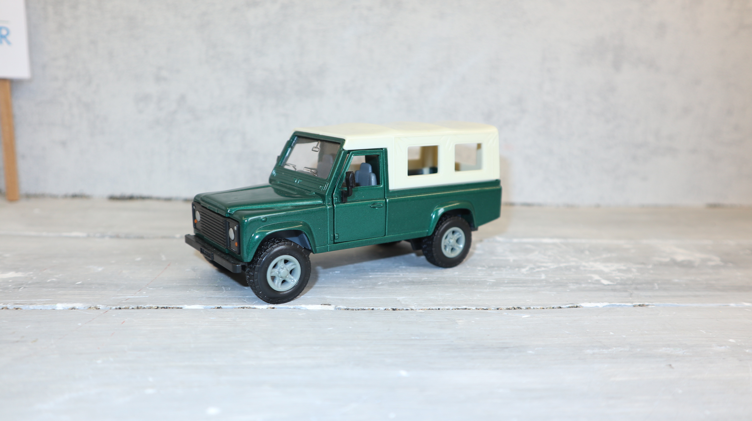 SIKU 2562 in 1:32, Landrover Defender Soft Top  grünmetallic, NEU in OVP