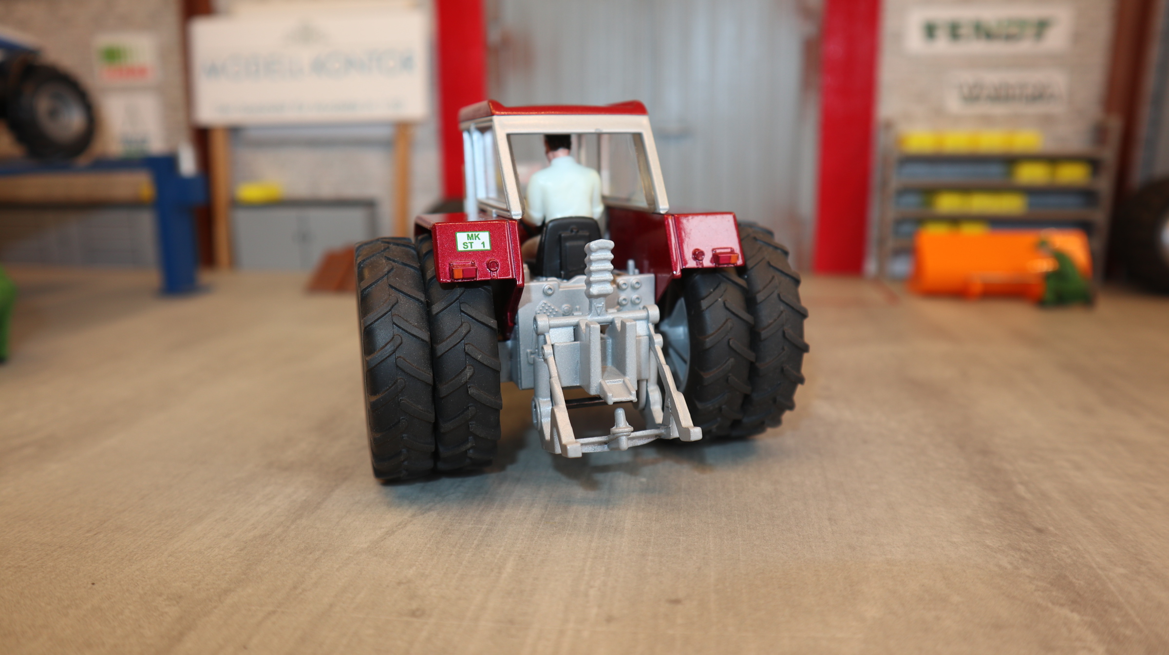 Siku 3469 in 1:32, Schlüter 950V weinrot-metallic Zwillingreifen HA, NEU ohne OVP