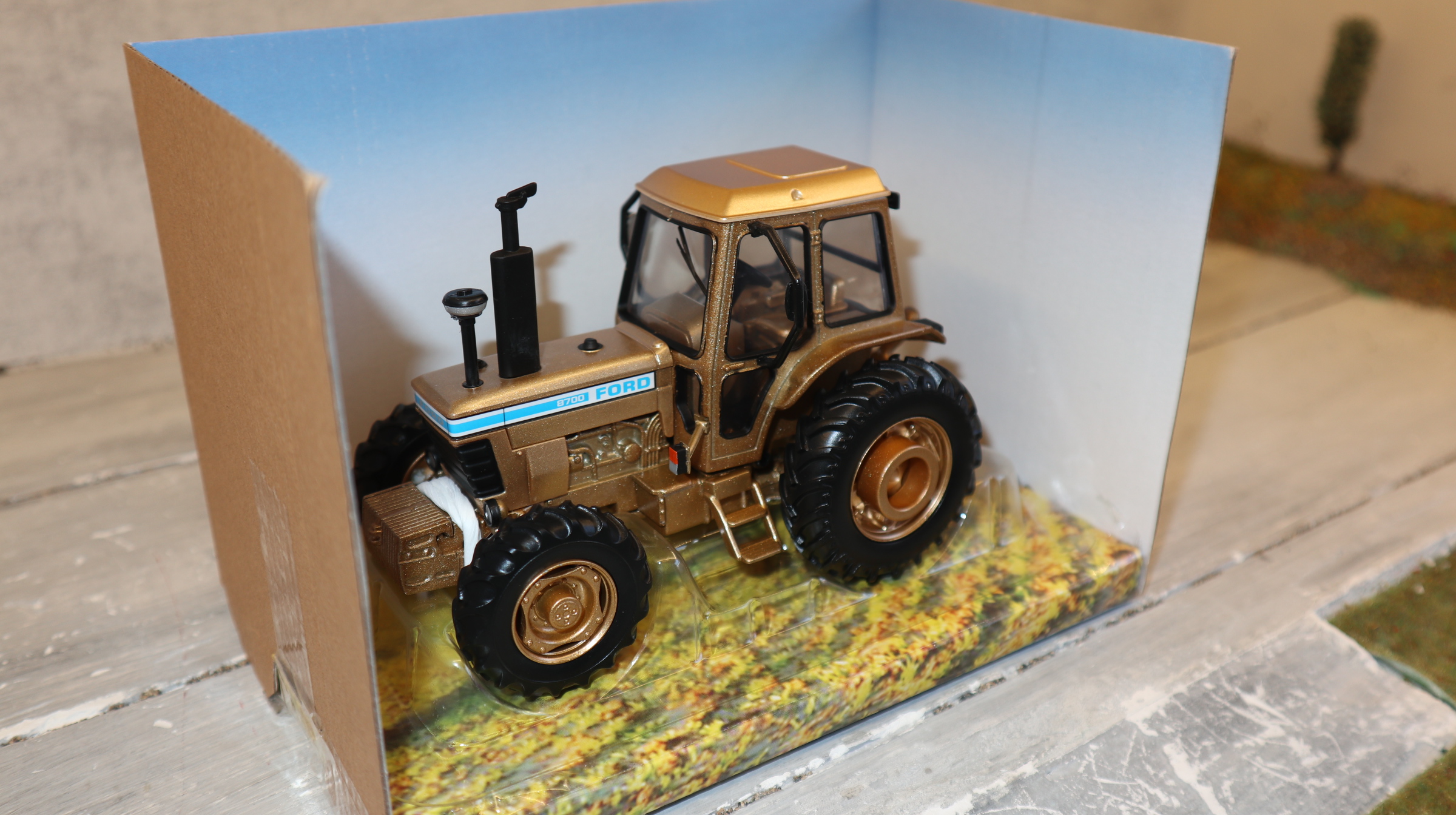 Britains 43409 in 1:32,  Ford 8700 4WD GOLD, nur 500 Modelle, NEU in OVP