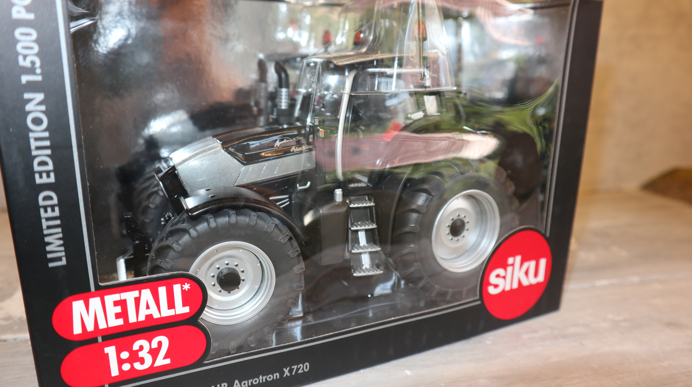 Siku 3266 in 1:32, Deutz-Fahr Agrotron X720, Blackline, NEU in OVP
